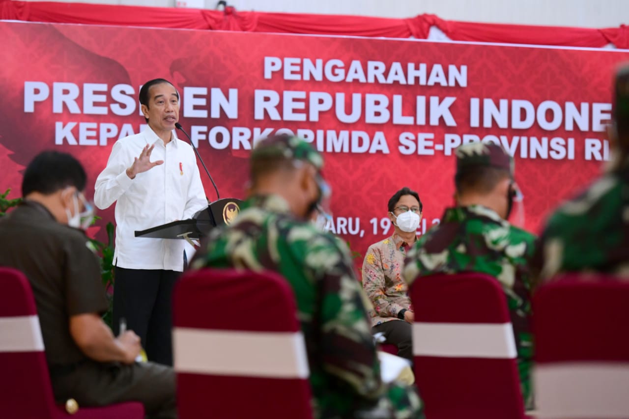 Presiden Joko Widodo kala memberikan pengarahan kepada Forkopimda Kepulauan Riau.