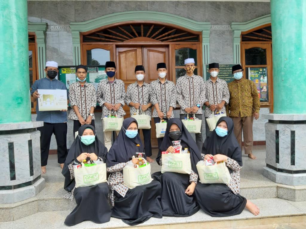 Berbagi sembako di bulan Ramadan.