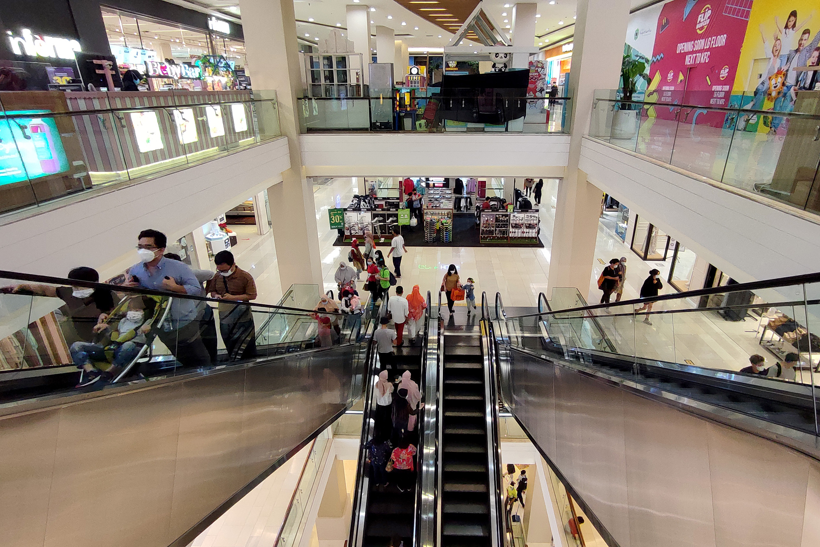 Suasana puat perbelanjaan di kawasan Kasblanka saat momen libur lebaran