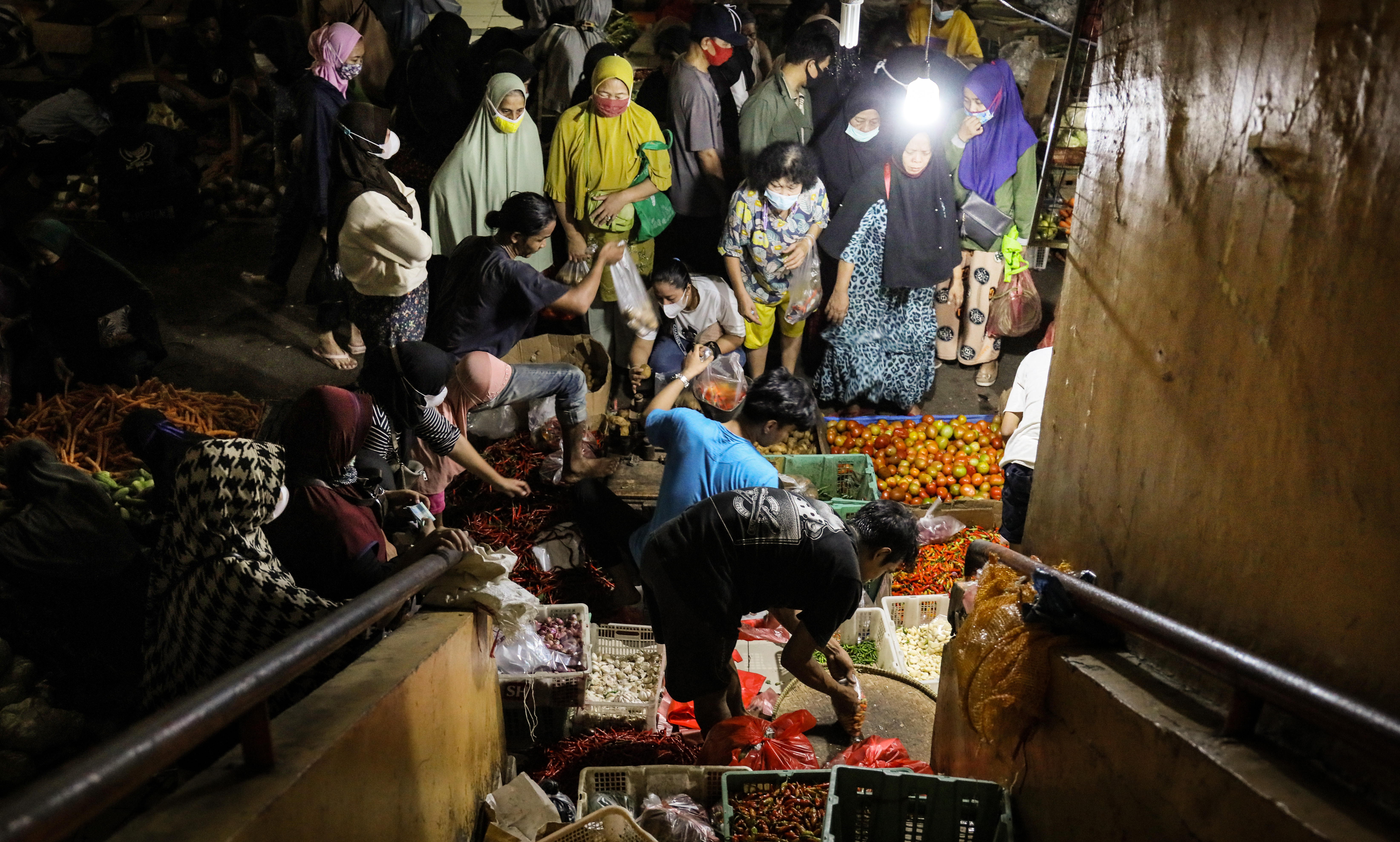 Transaksi di Pasar Kebayoran Lama, Jakarta