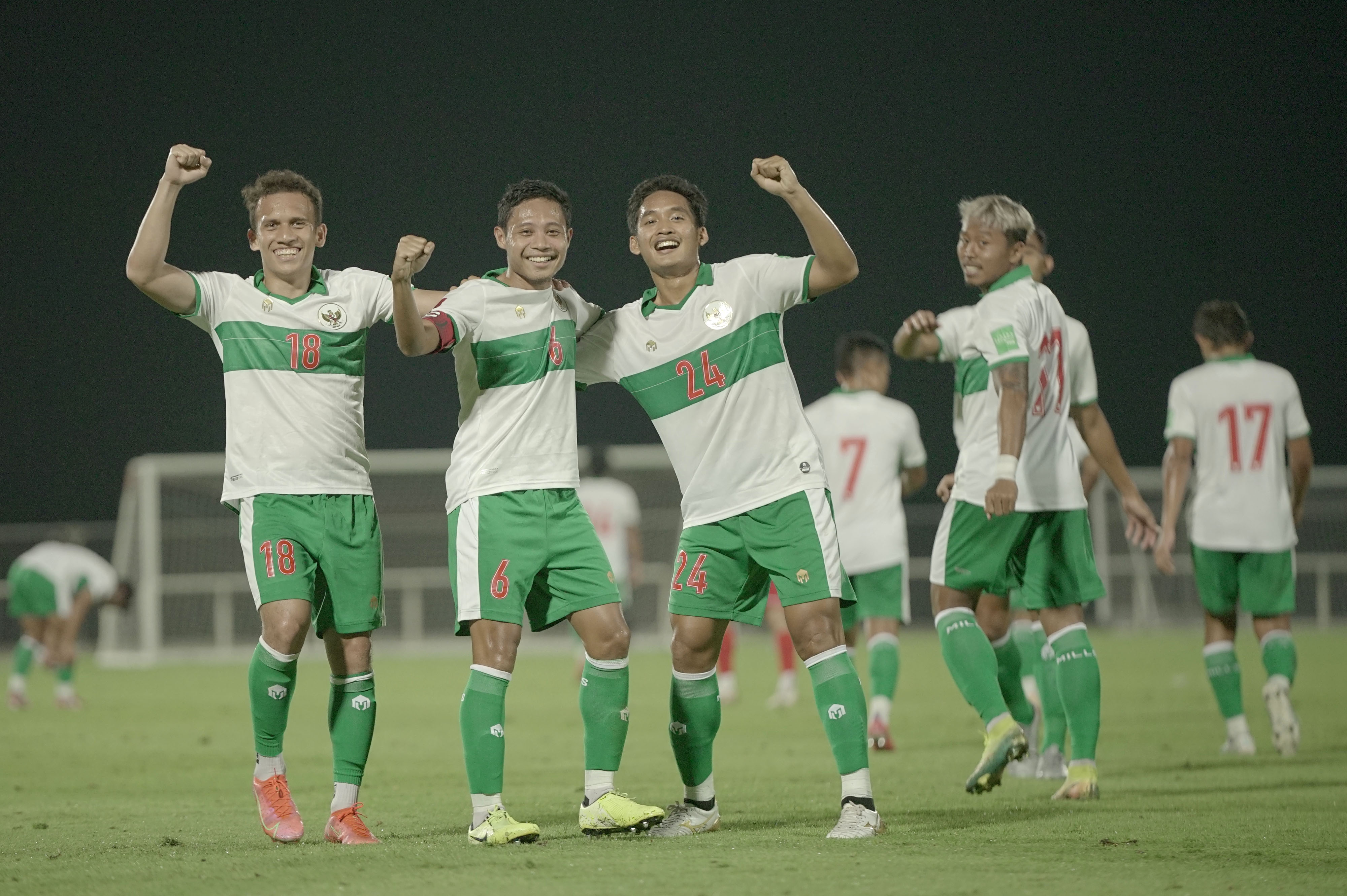 Para pemain timnas melakukan selebrasi usai mencetak gol ke gawang Oman di laga uji coba.