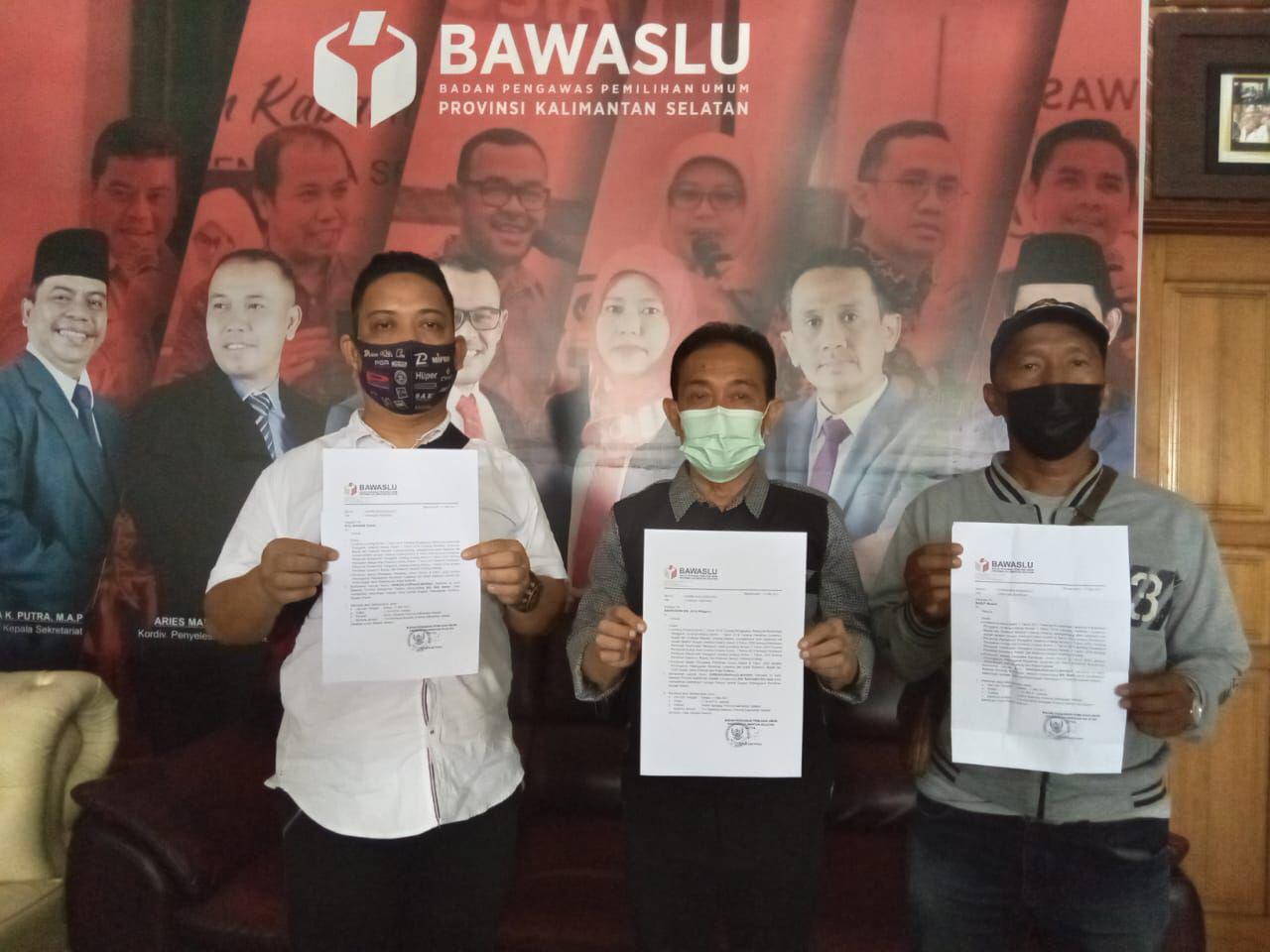 Din Jaya dan dua rekannya melaporkan cagub Kalsel Denny Indrayana ke Bawaslu Kalsel terkait survey SMRC