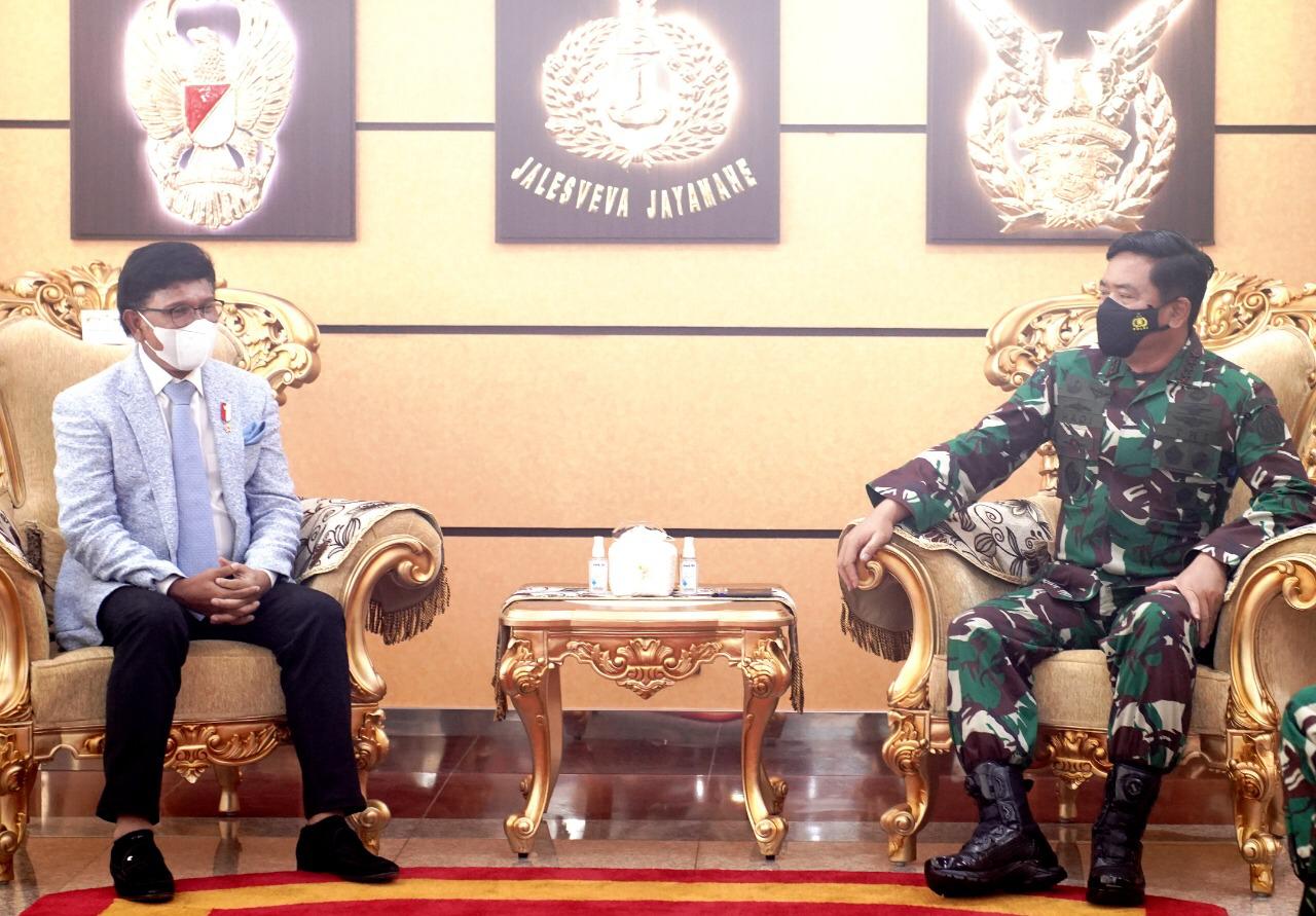 Menkoinfo Johnny G Plate (kiri) saat bertemua Panglima TNI Marsekal TNI Hadi Tjahjanto.