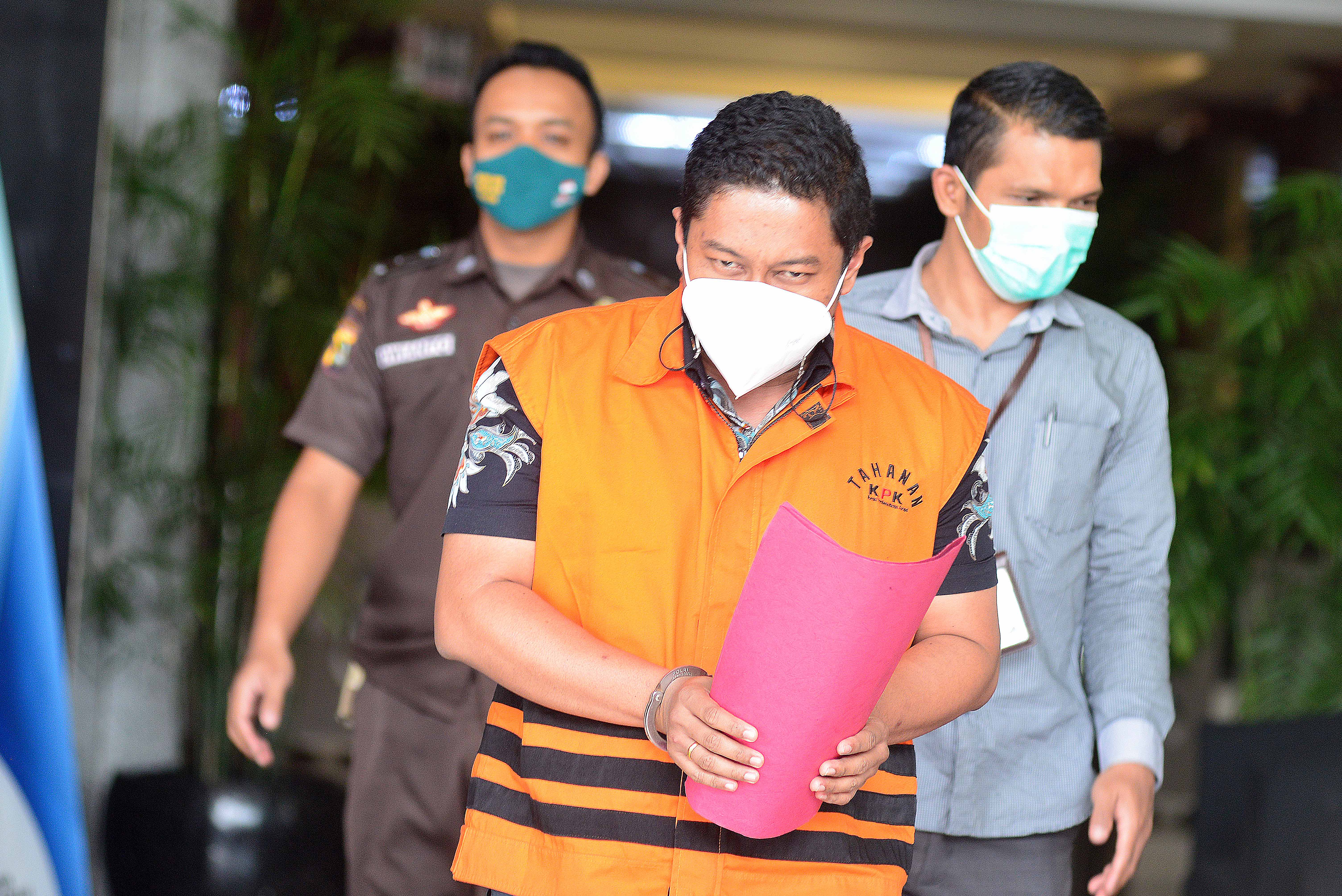 Penyidik KPK Stephanus Robin Pattuju berjalan keluar usai menjalani pemeriksaan di Gedung KPK, Jakarta.