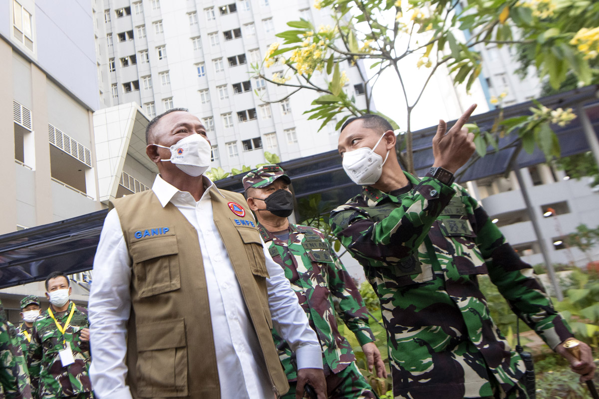 Kepala Badan Nasional Penanggulangan Bencana/Ketua Satgas Covid-19 Ganip Warsito (kiri). 