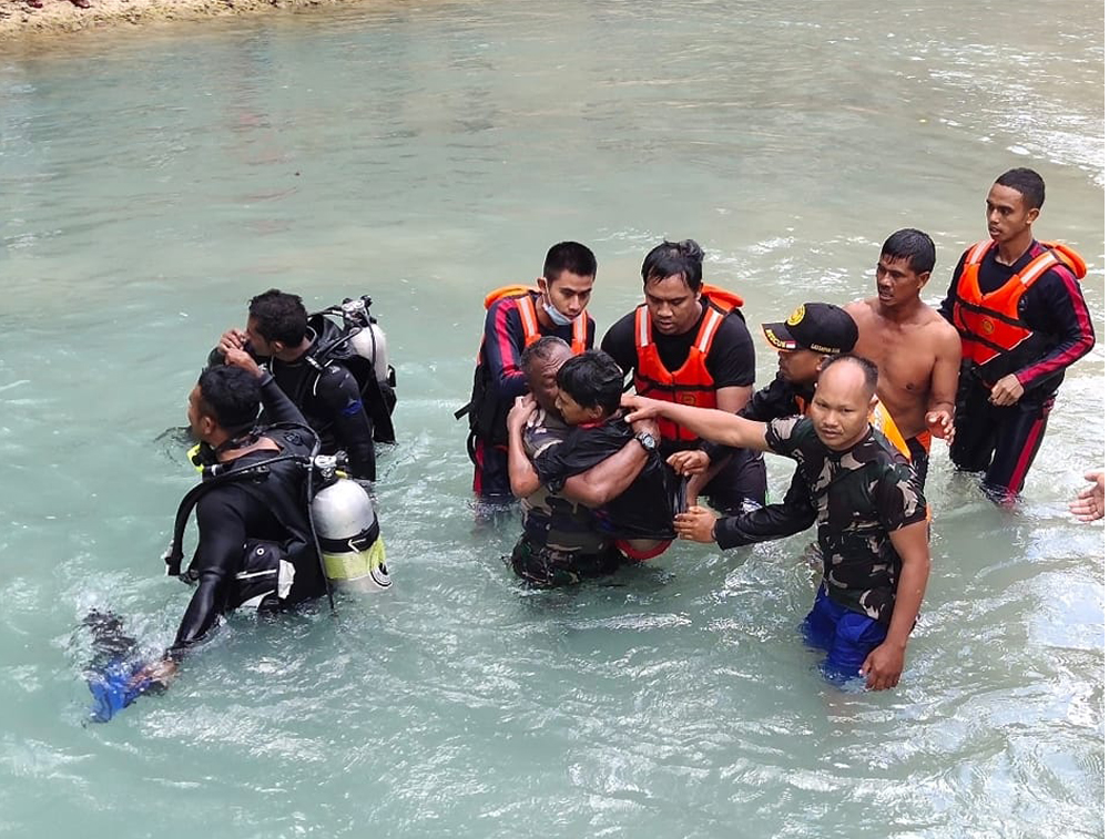 Tim SAR Kupang, NTT saat menemukan Leonard Lemeriwa, 11, dalam kondisi selamat setelah tenggelam selama 20 jam.