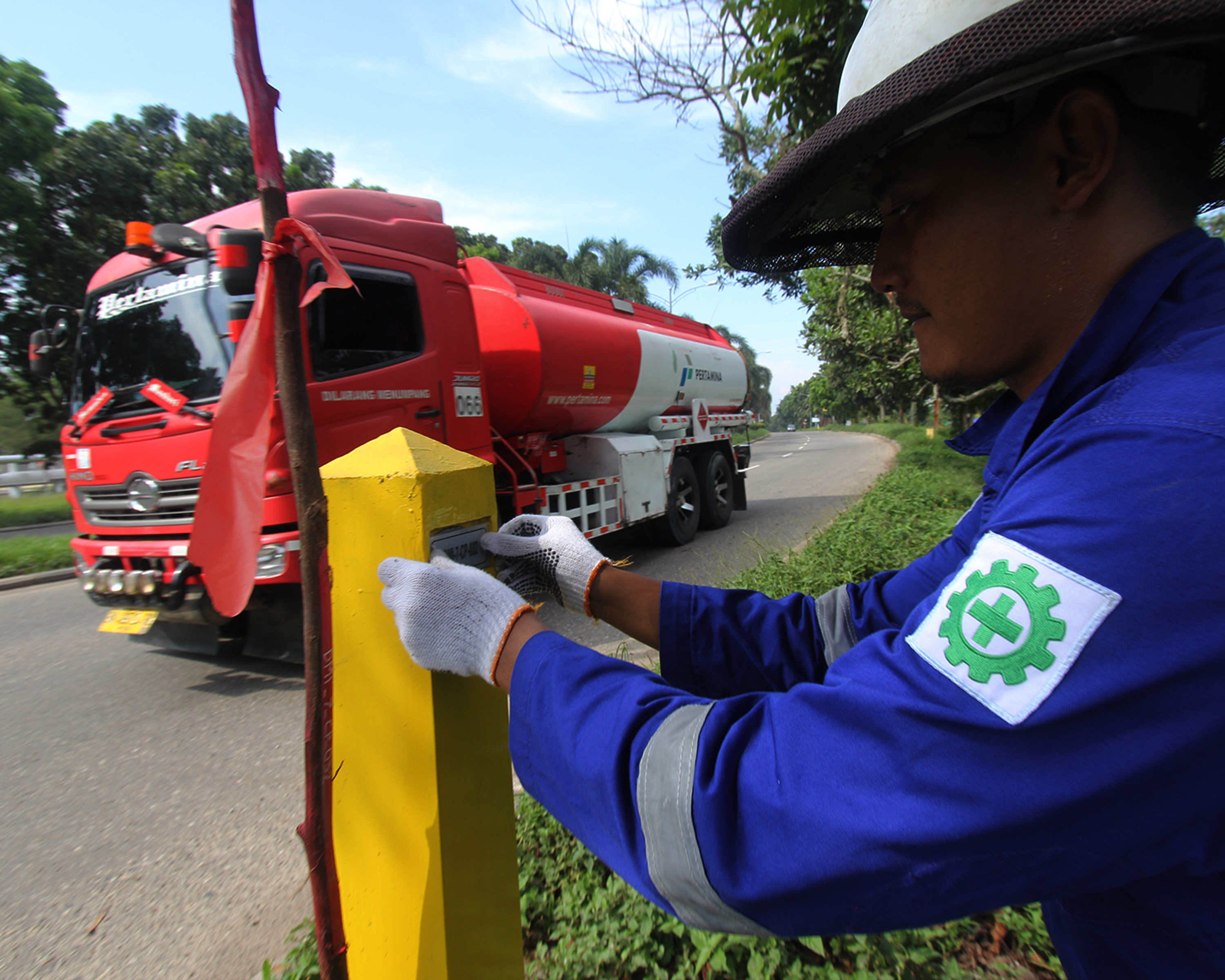 Petugas survey PT Surveyor Indonesia memasang label sertifikasi boundary atau tanda batas pada kawasan jalur pipa minyak milik negara 