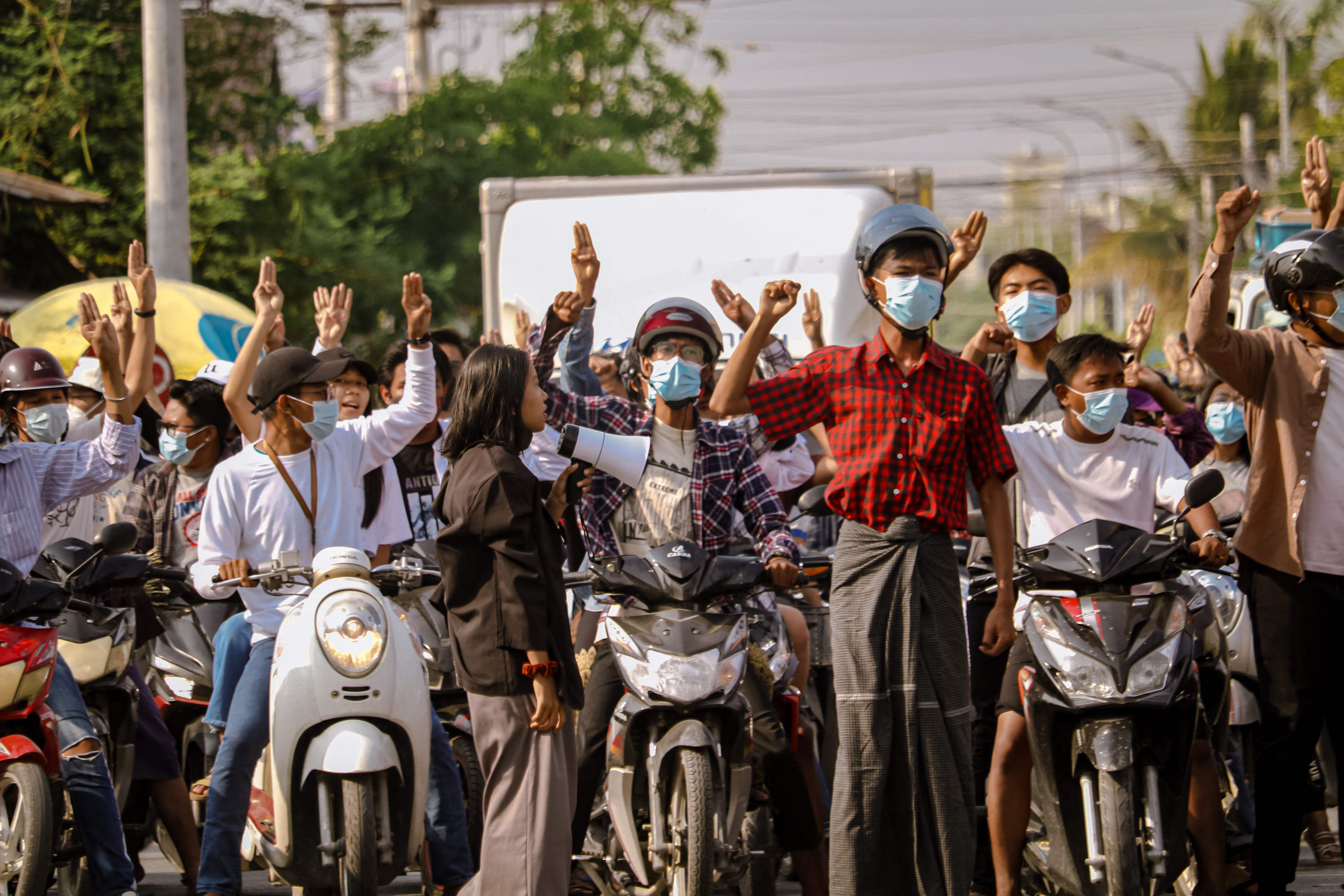Warga Myanmar melakukan protes terhadap kudeta yang dilakukan militer Myanmar.