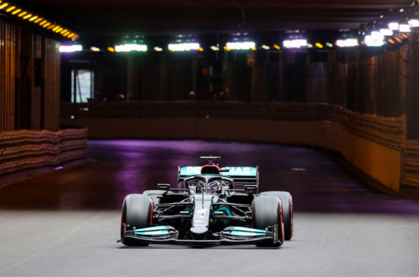 Pebalap tim Mercedes Lewis Hamilton menjalani sesi kualifikasi Grand Prix Monako. (22/5/2021).