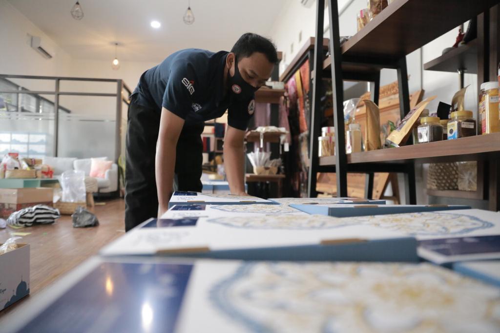  Seorang pegawai Rumah BUMN tengah membenahi produk yang dihasilkan UMKM binaan Semen Gresik   