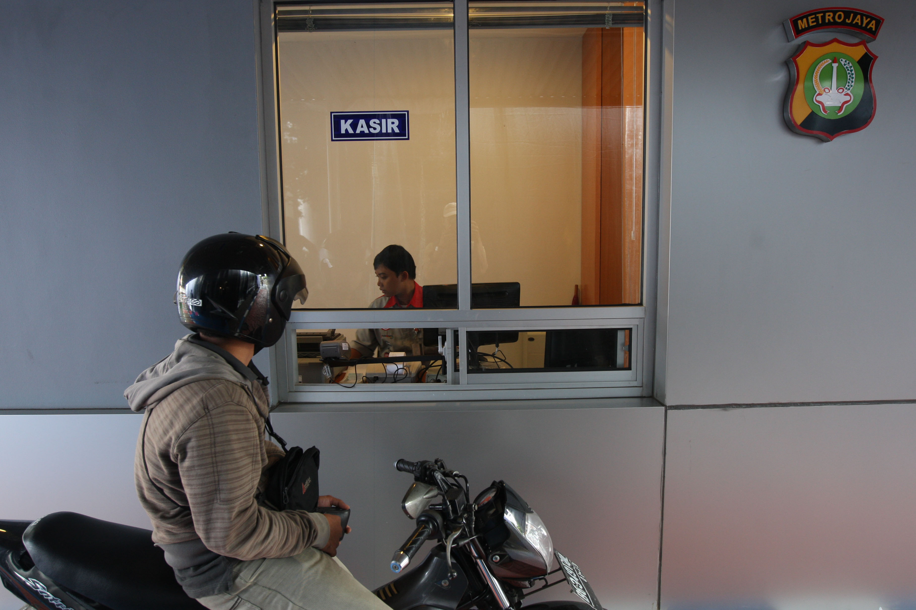  Pengendara sepeda motor melakukan pembayaran pajak kendaraan di loket layanan Samsat Drive Thru, di Samsat Jakarta Timur (ilustrasi)