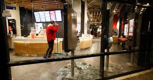 Ilustrasi: Perusakan oleh warga yang menolak karantina wilayah.