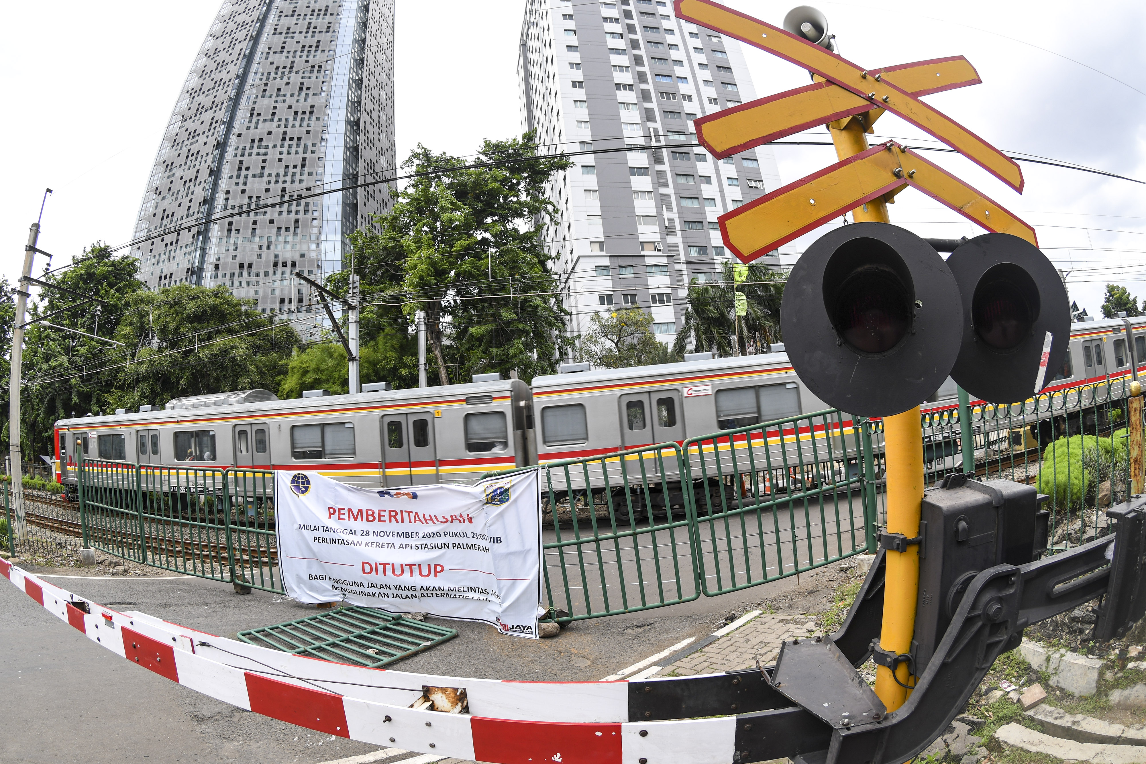 Sebuah Kereta Rel Listrik (KRL) Comutter Line melintas pada perlintasan sebidang yang sudah ditutup di kawasan Stasiun Palmerah, Jakarta
