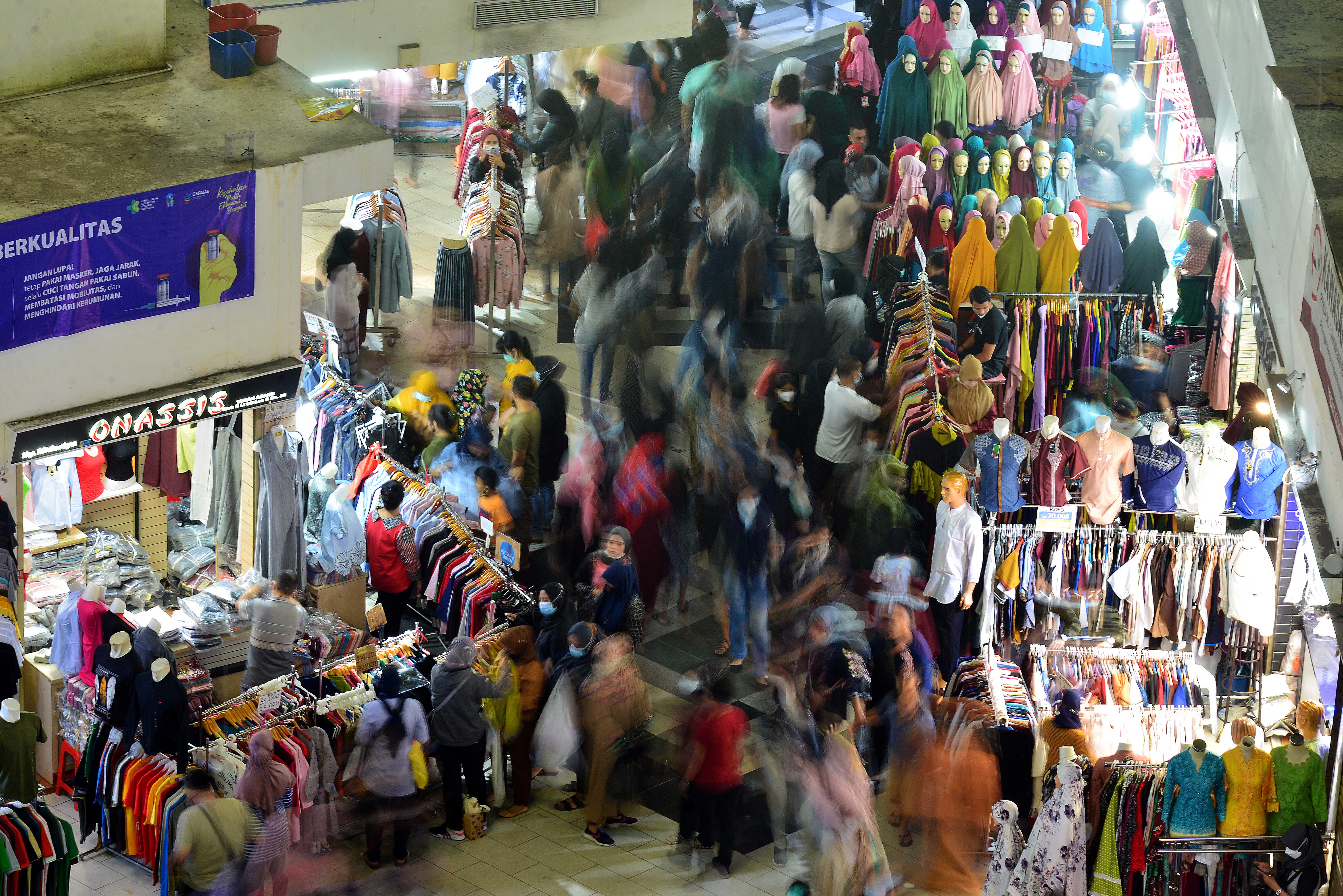  Suasana keramaian pengunjung di Pusat Perbelanjaan Tanah Abang, Jakarta.