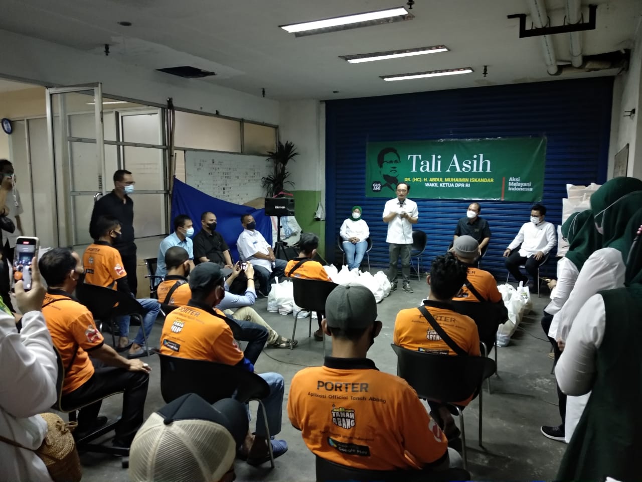 Porter atau kuli panggul di Stasiun Tanah Abang, Jakarta Pusat, mendapat bingkisan Lebaran 2021 dari DPP PKB, Rabu (12/5)