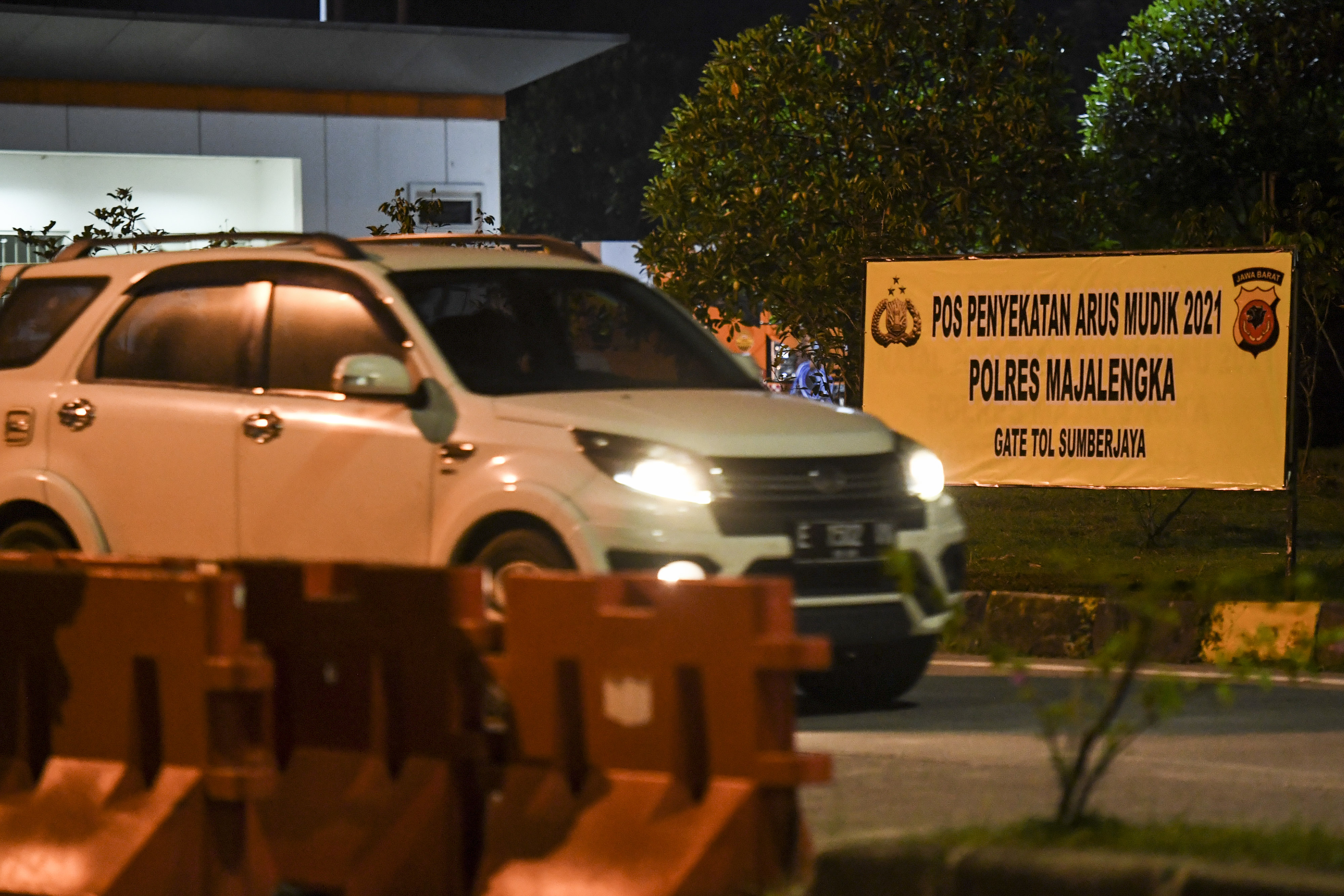 Mobil melintas di depan pos penyekatan arus mudik di Gerbang Tol Sumberjaya, Majalengka, Jawa Barat, Selasa (4/5/2021)