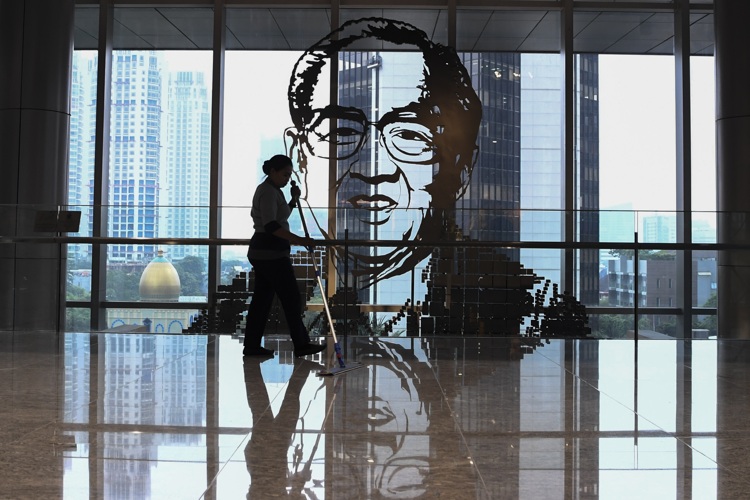 Pekerja melintas di Menara Astra