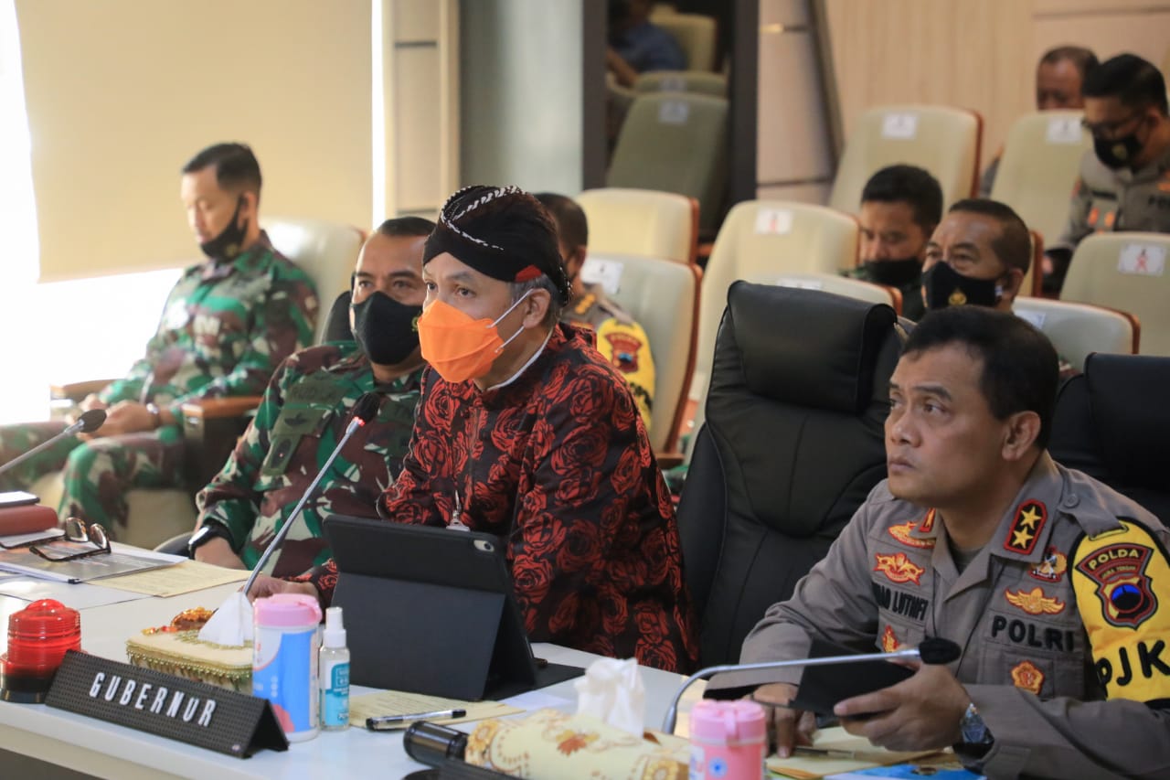 Gubernur Jateng Ganjar Pranowo (tengah) menggelar rapat antisipasi larangan mudik dan upaya pencegehan penyebaran Covid-19. 