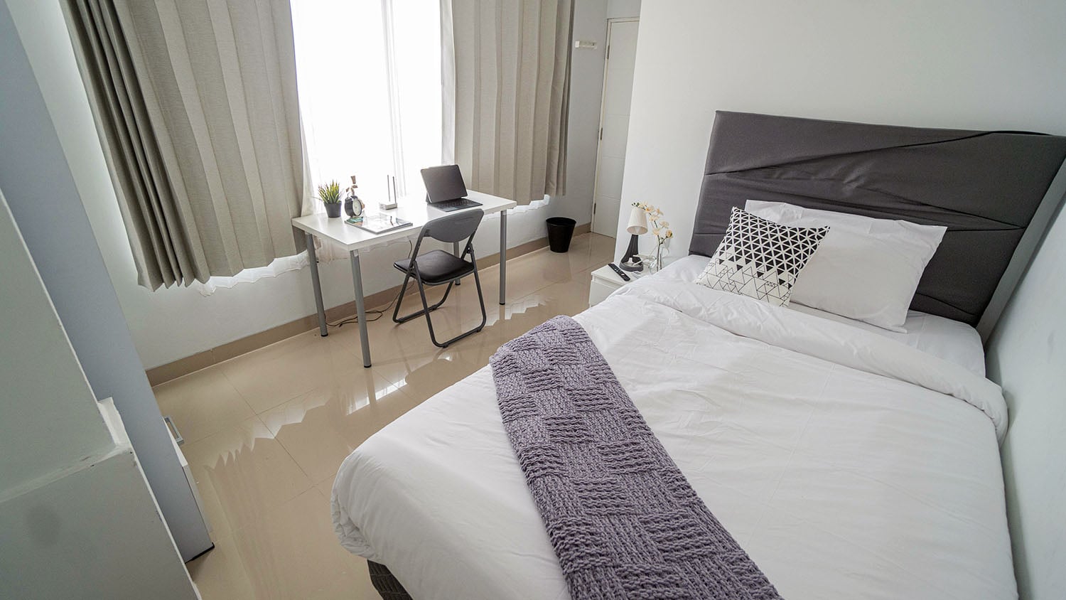 Suasana kamar kos-kosan eksklusif  dengan konsep smart home system. 