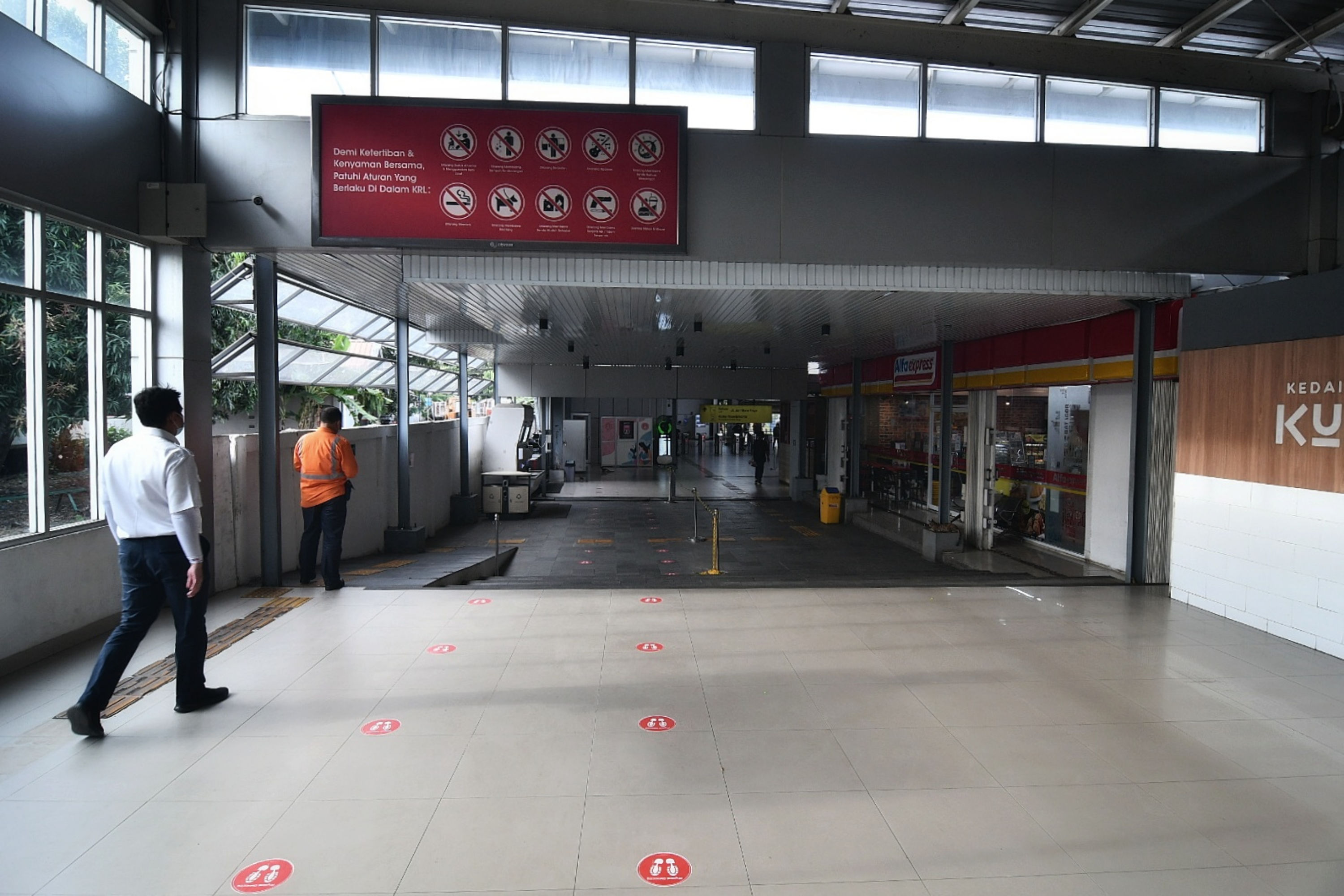 Suasana kosong Stasiun Tanah Abang, Jakarta, Senin (3/5/2021)