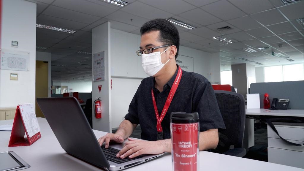 Salah satu karyawan Home Credit, seorang penyandang disabilitas