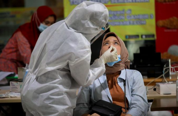 Ilustrasi - Suasana antrean calon penumpang yang mengikuti tes Antigen di Stasiun Gambir, Rabu (23/12/2020).  