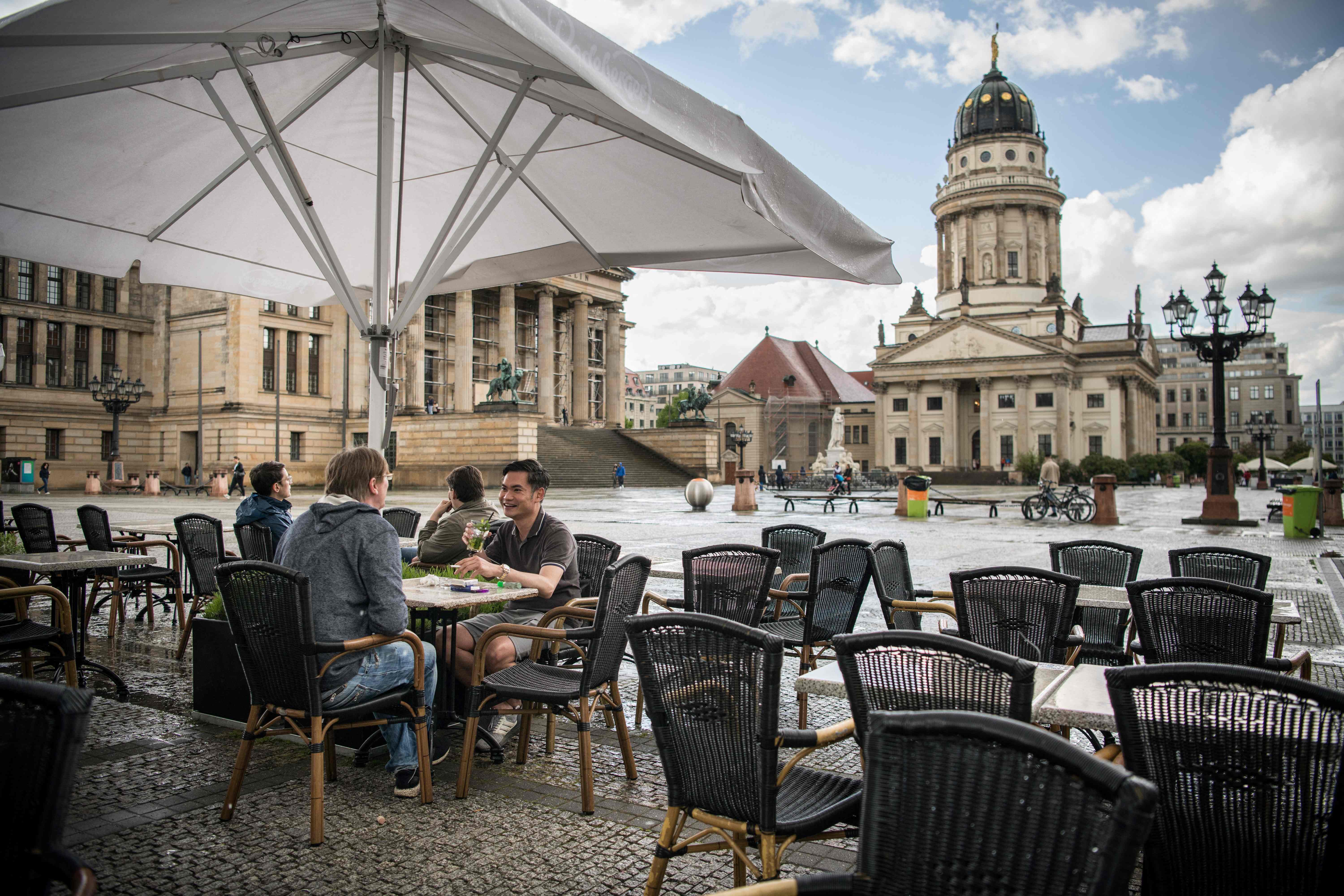 Sejumlah warga bersantai di depan katedral dan gedung konser Konzerthaus di Berlin, Jerman.