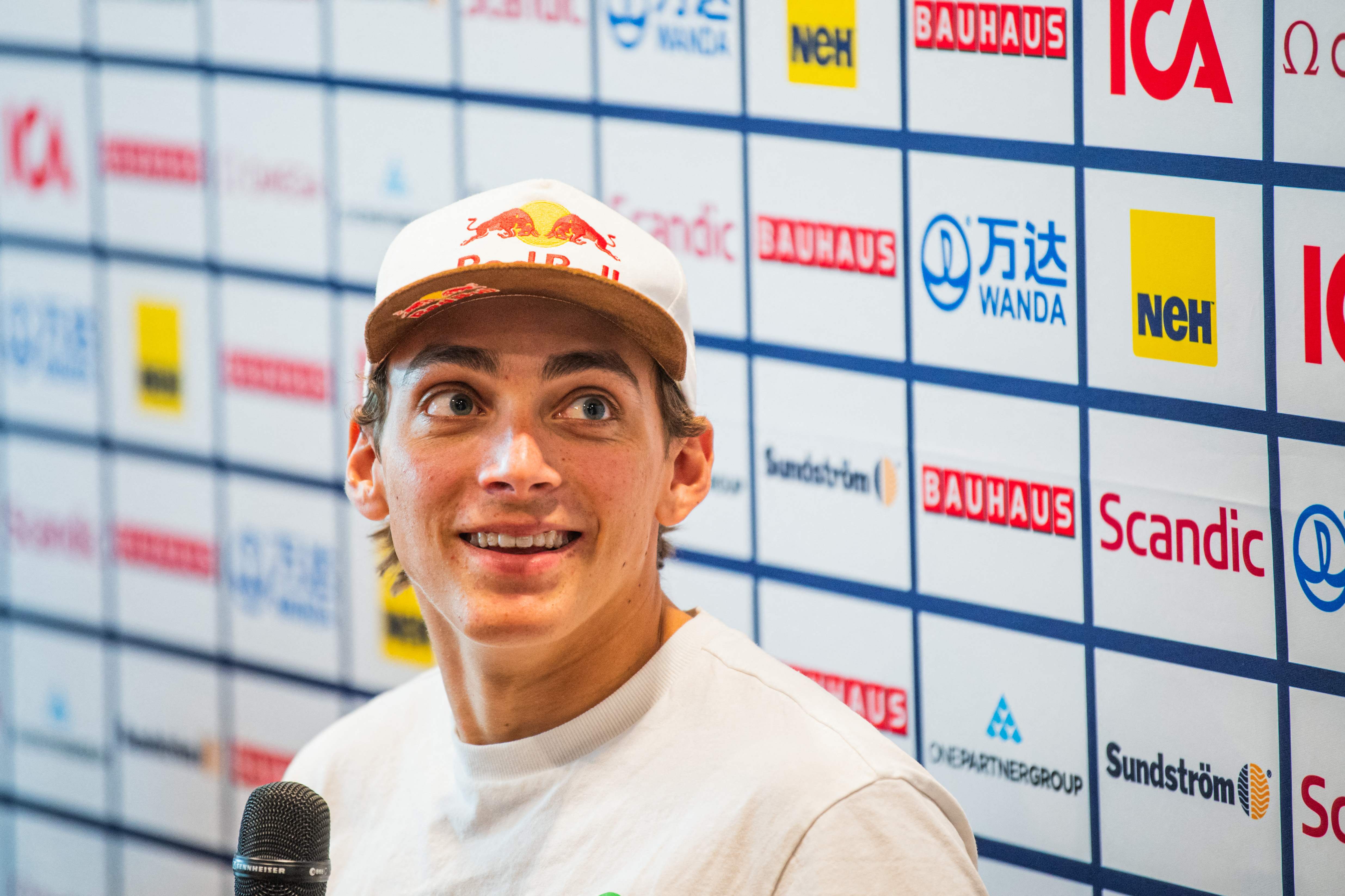 Pelompat galah asal Swedia, Armand Duplantis, saat melakukan konferensi pers.