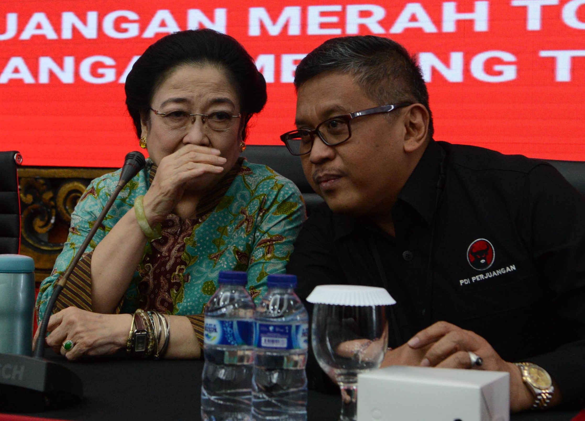 Ketua Umum PDI Perjuangan Megawati Soekarnoputri bersama Sekjen Hasto Kristiyanto (kanan)