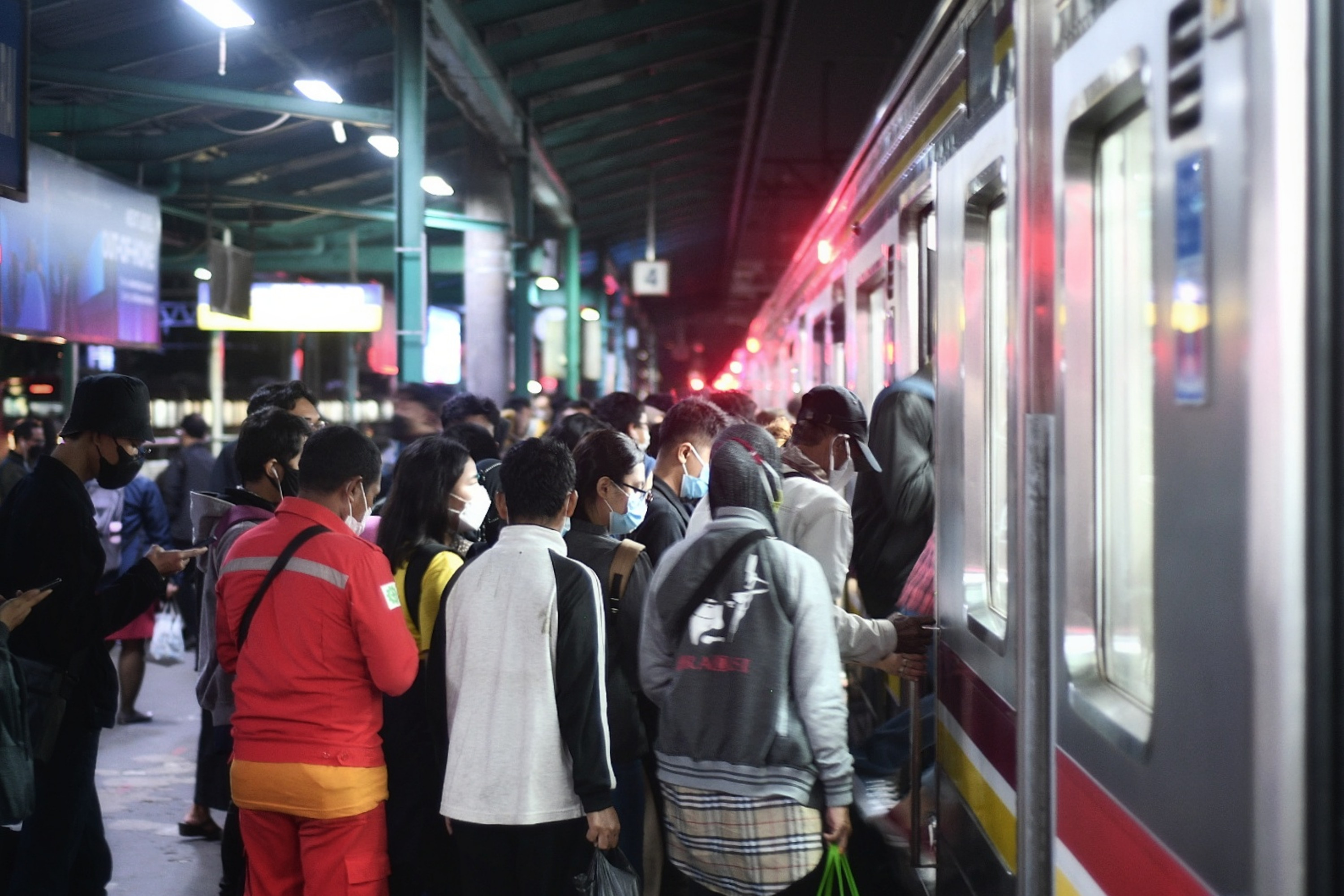 Calon penumpang menunggu keberangkatan KRL di Stasiun Manggarai, Jakarta, Kamis (6/5/2021) malam.