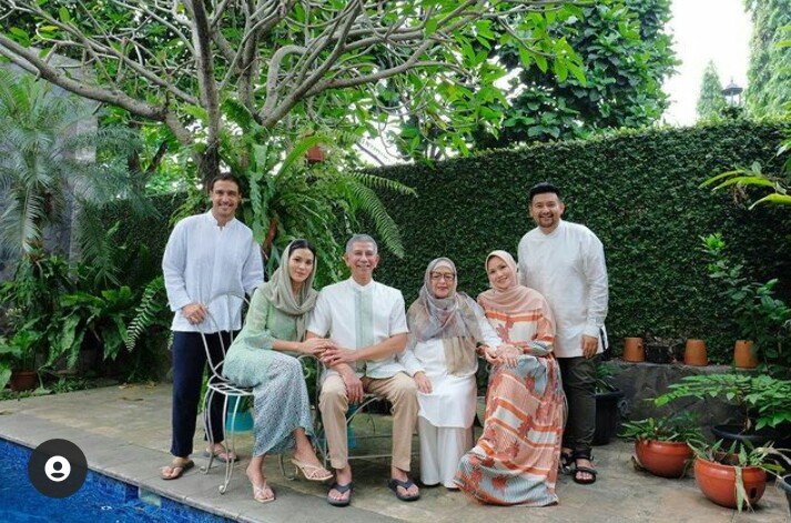 Keluarga Raisa saat merayakan Idul Fitri 1422 H di kediamannya.
