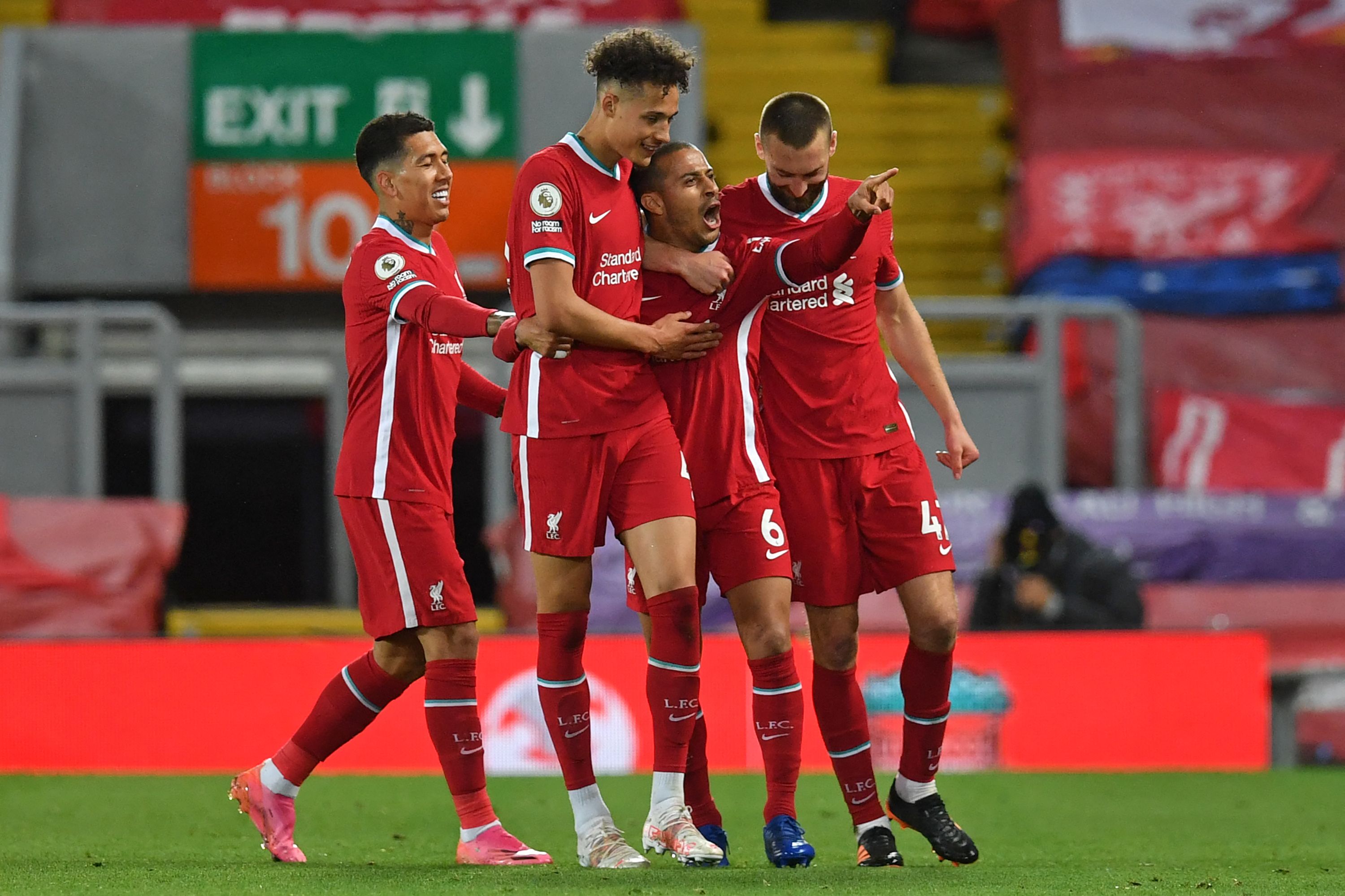 Gelandang Liverpool Thiago Alcantara (tengah) melakukan selebrasi usai mencetak gol ke gawang Southampton di laga Liga Primer Inggris.