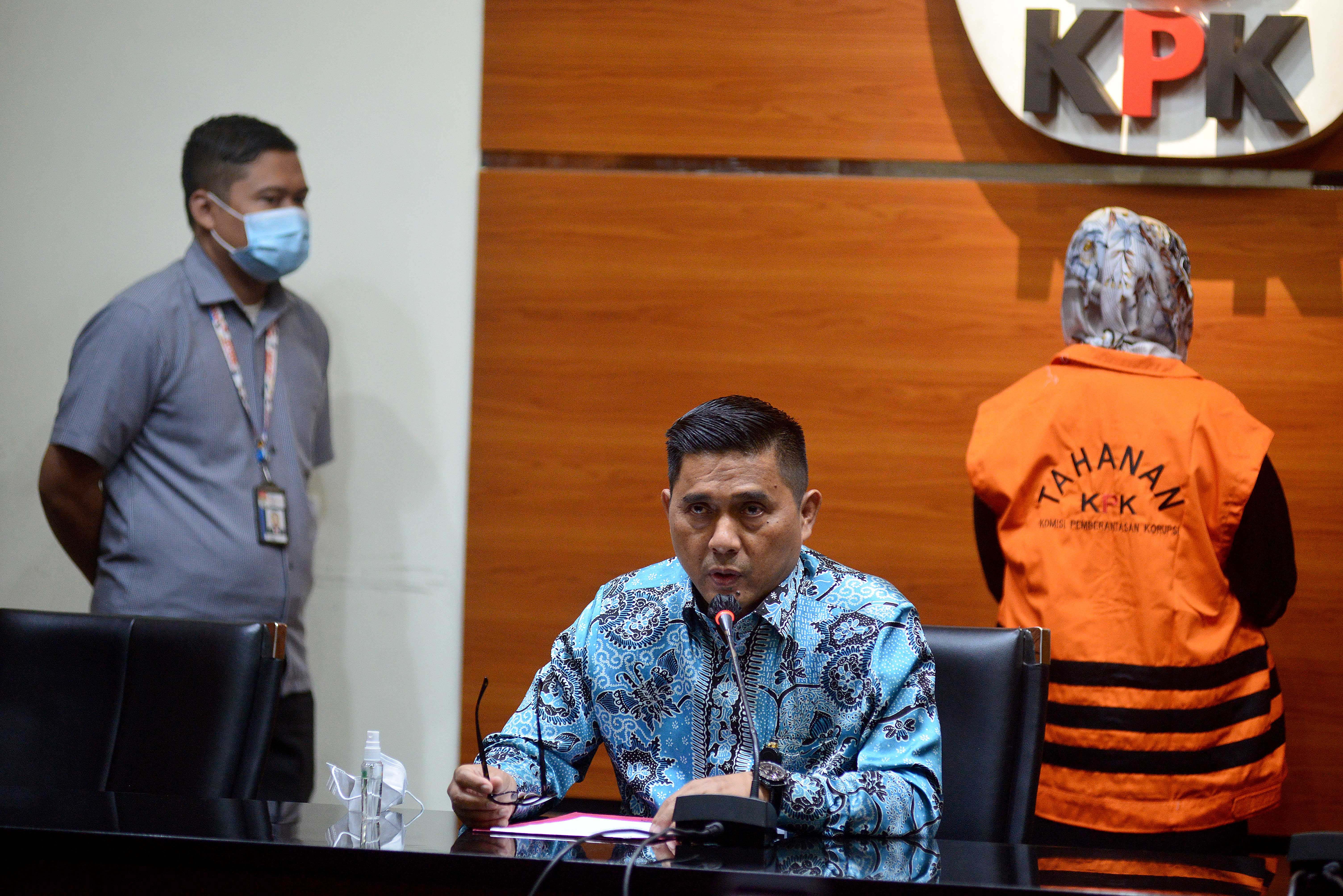 KPK mengumumkan penahanan mantan Direktur Utama Jasindo Solihah