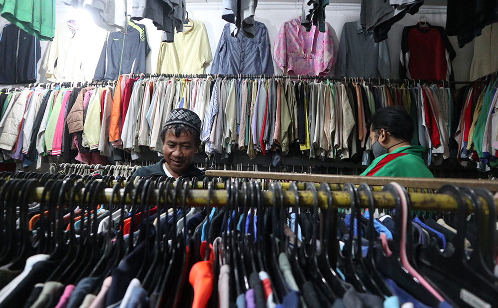 Calon pembeli memilih pakaian bekas di salah satu toko pakaian bekas di Temanggung, Jawa Tengah, kemarin. 