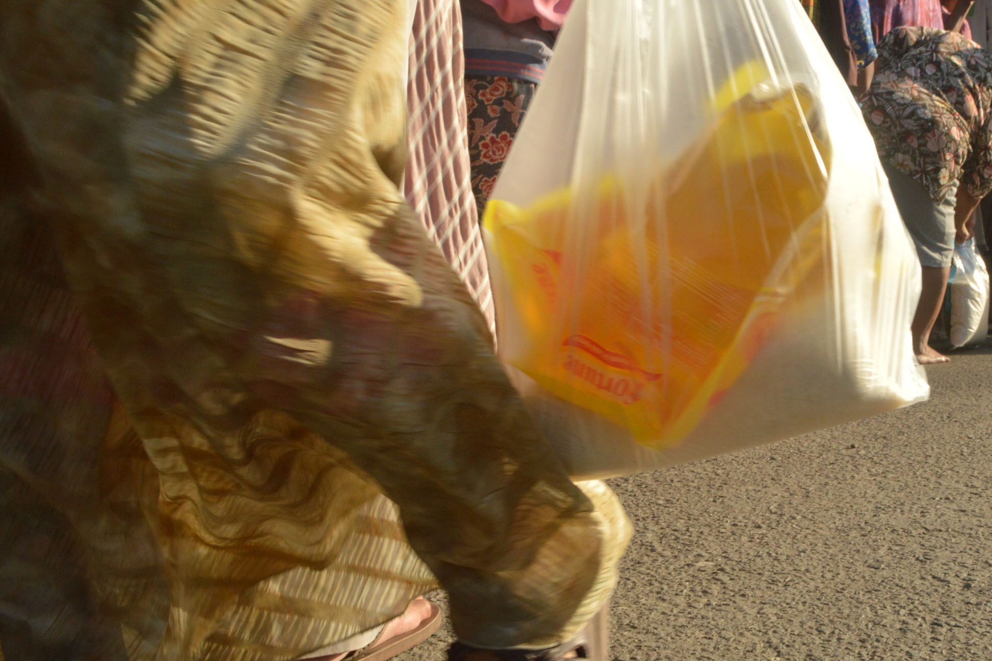 Ilustrasi warga membawa sembako.