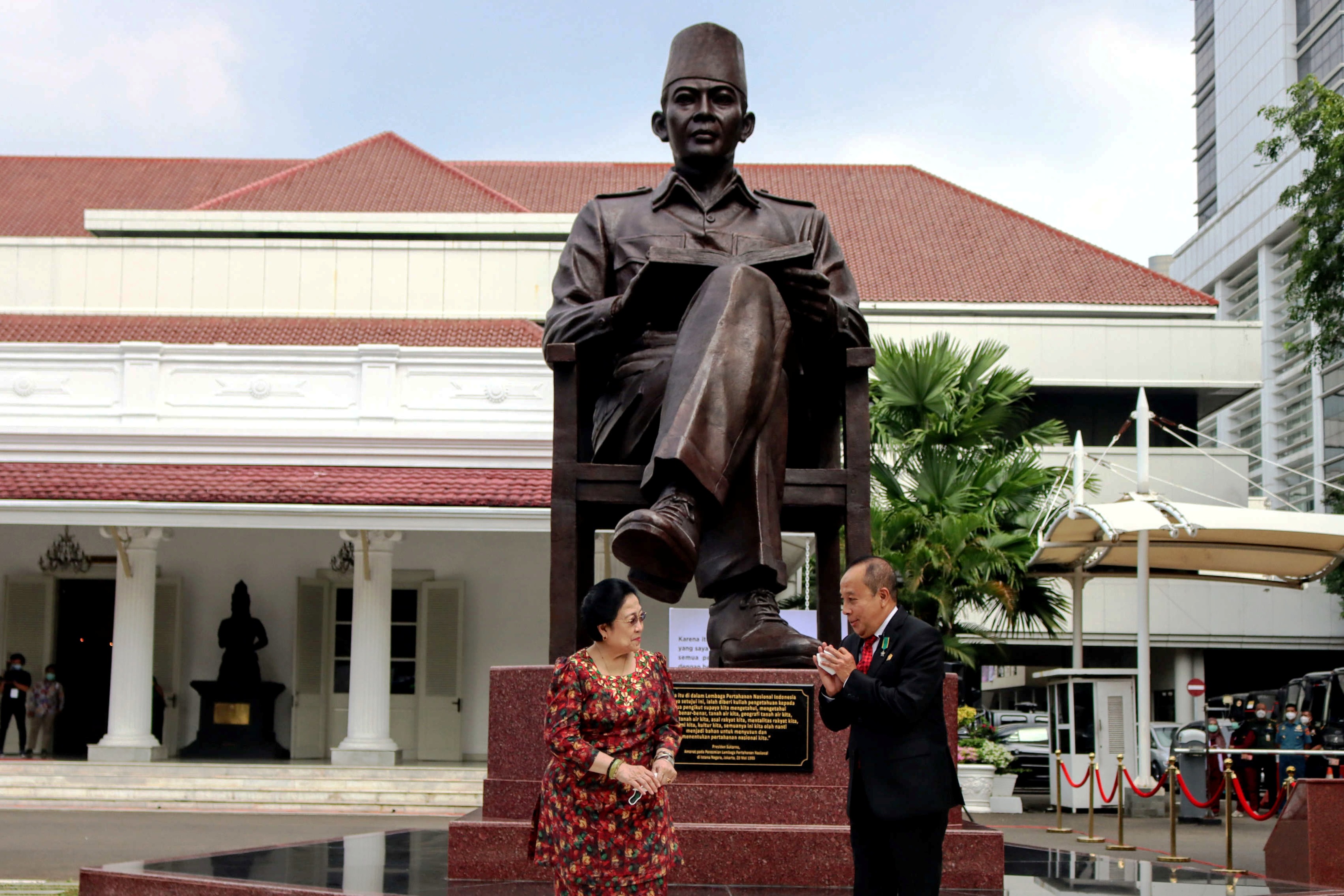 Patung Bung Karno di depan Gedung Lemhanas Jakarta.