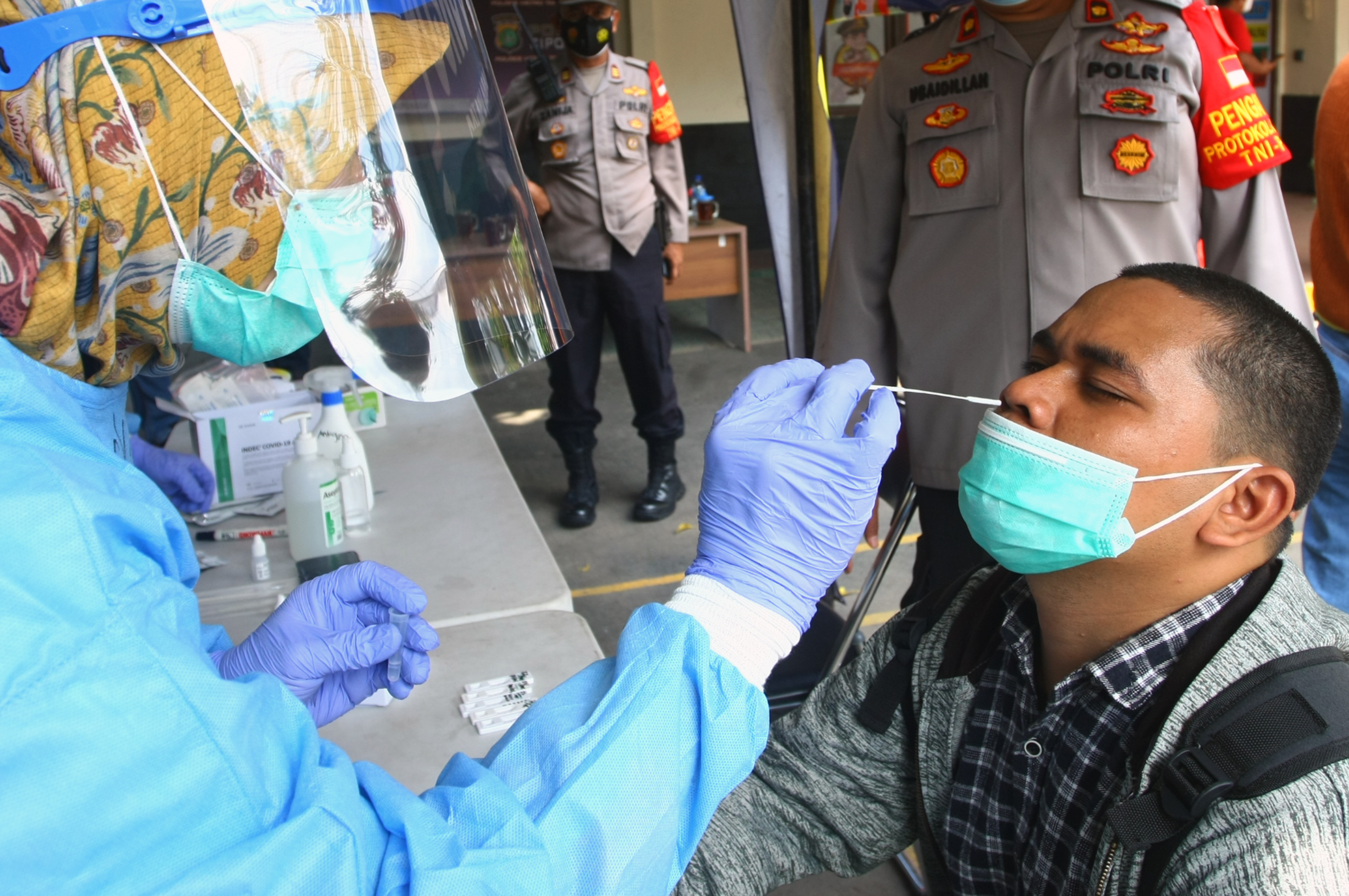 Petugas Puskesmas Cipondoh melakukan tes Antigen pemudik yang baru tiba dari kampung halaman di Cipondoh, Tangerang, Kamis (27/5/2021). 