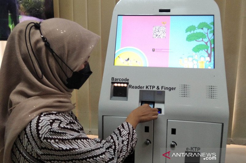 Mesin pencetak KTP elektronik secara mandiri.