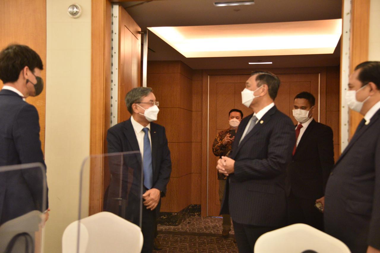 Menko Marinves Luhut berbincang dengan pengusaha Korea