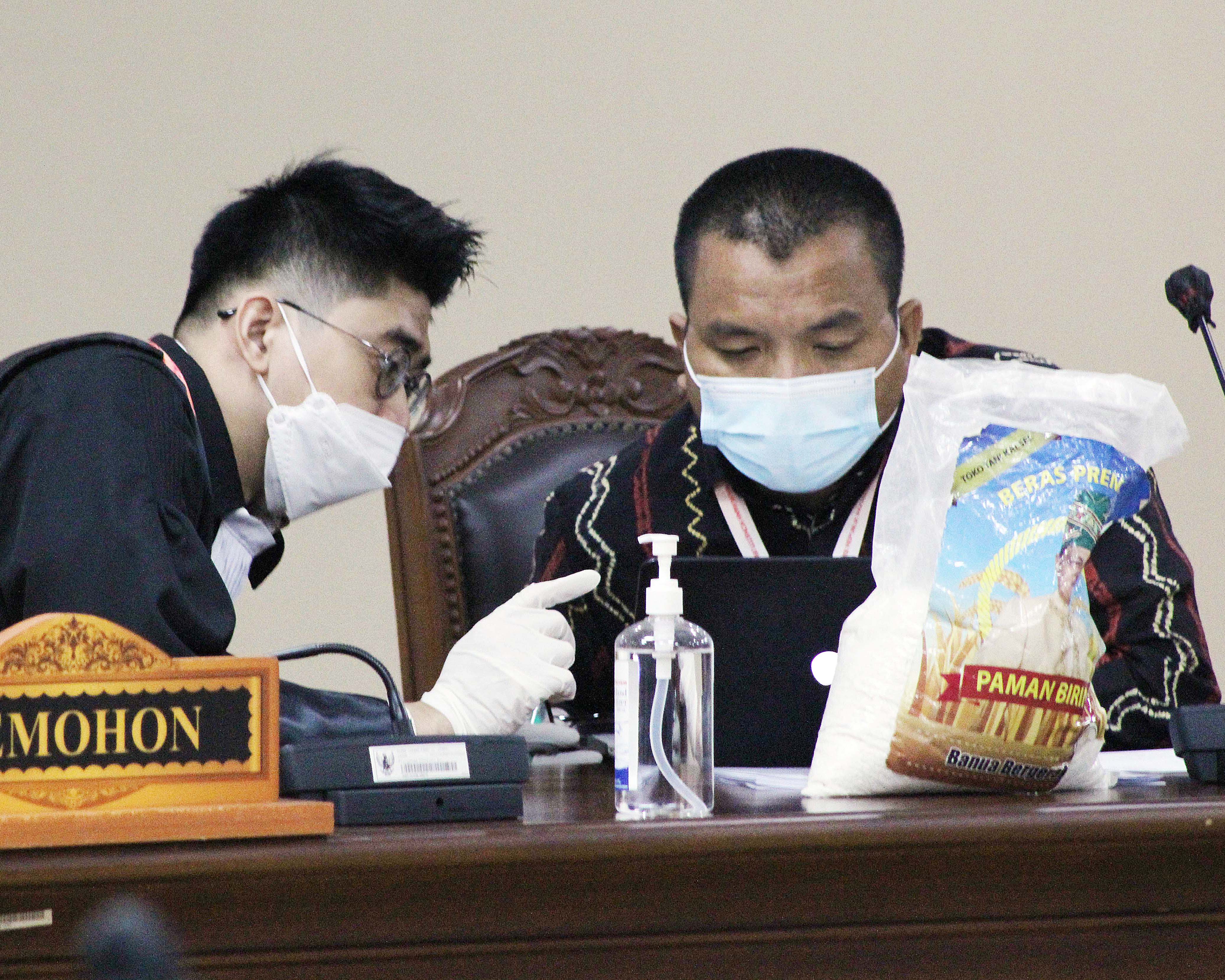  Denny Indrayana (kanan)  saat melakukan gugatan ke Mahkamah Konstitusi adanya kecurangan Pilgub Kalsel beberapa waktu lalu.