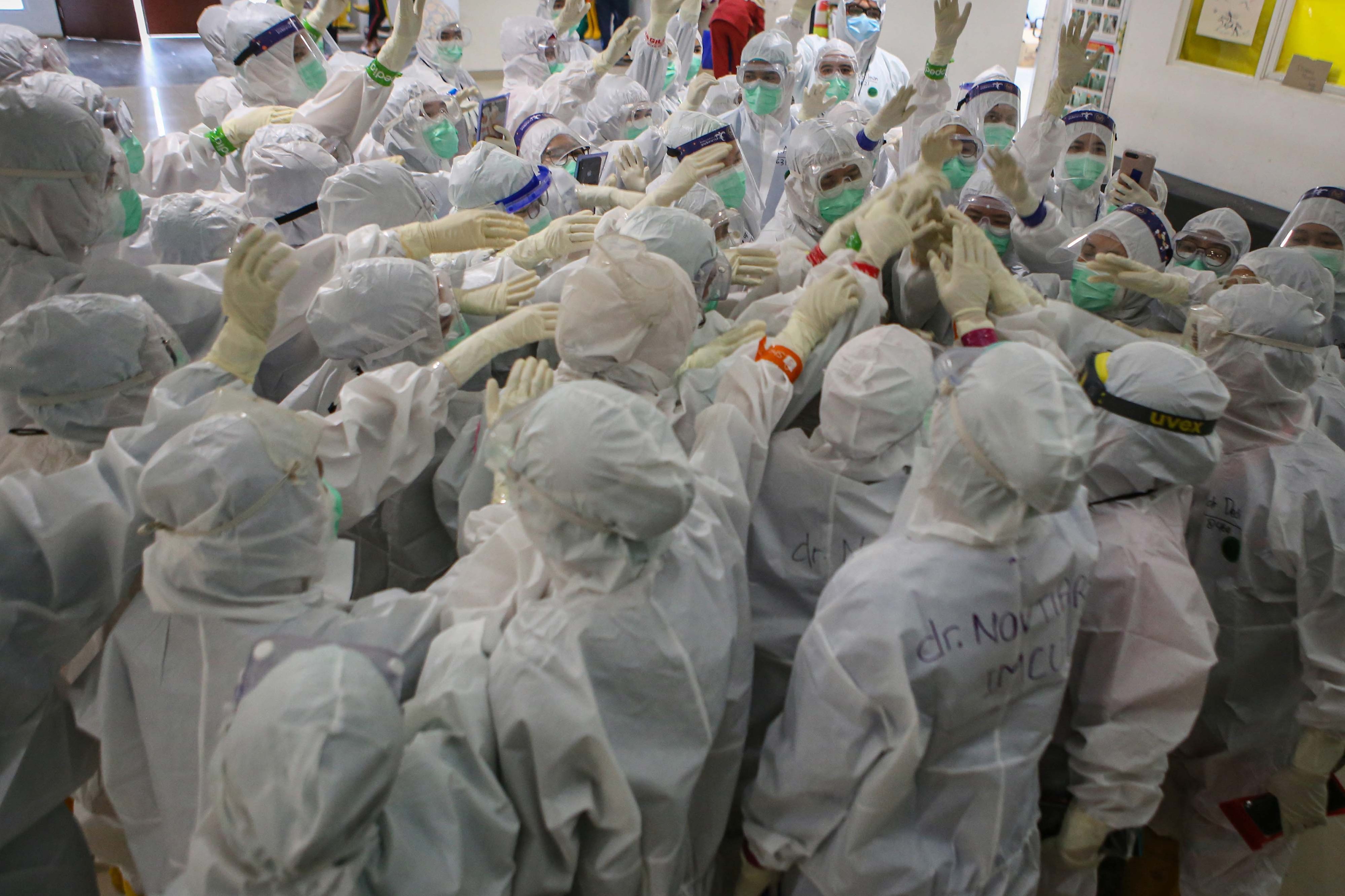 Sejumlah tenaga kesehatan bersiap sebelum melakukan perawatan terhadap pasien covid-19 di RSD Wisma Atlet, Jakarta.