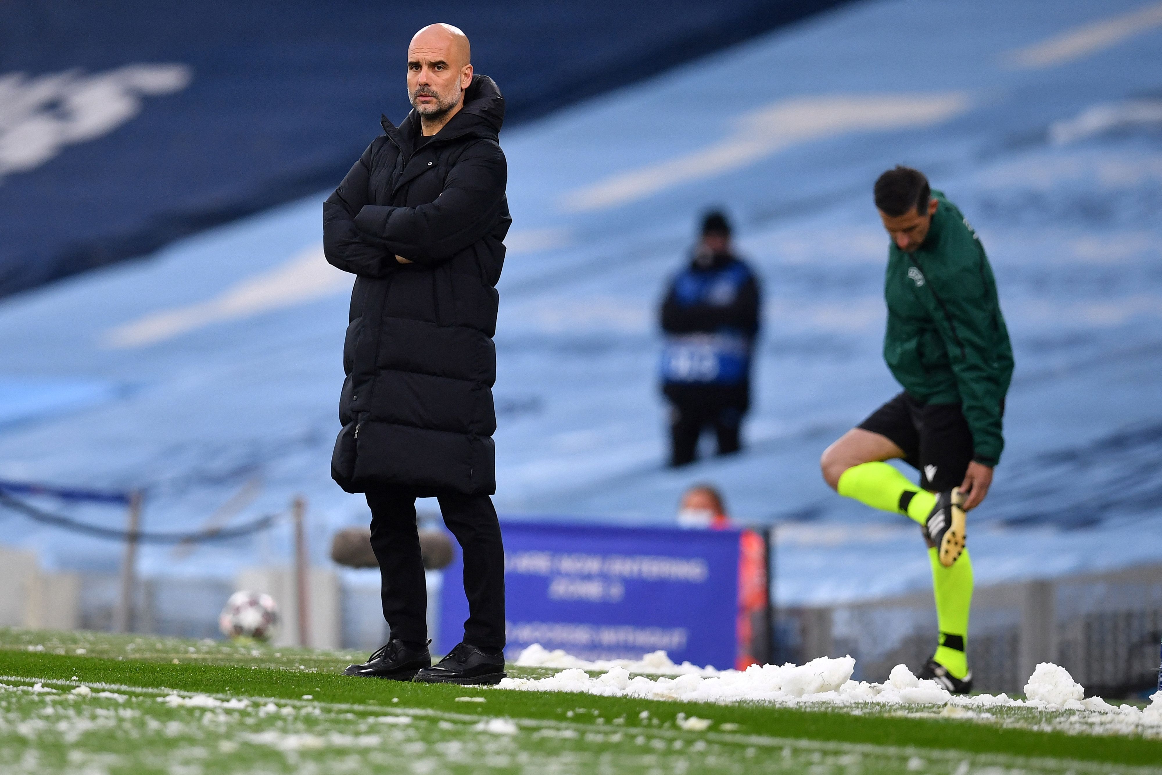 Manajer Manchester City, Pep Guardiola mengawasi pertandingan antara Man City lawan Paris Saint German di  Stadion Etihad, Inggris. 