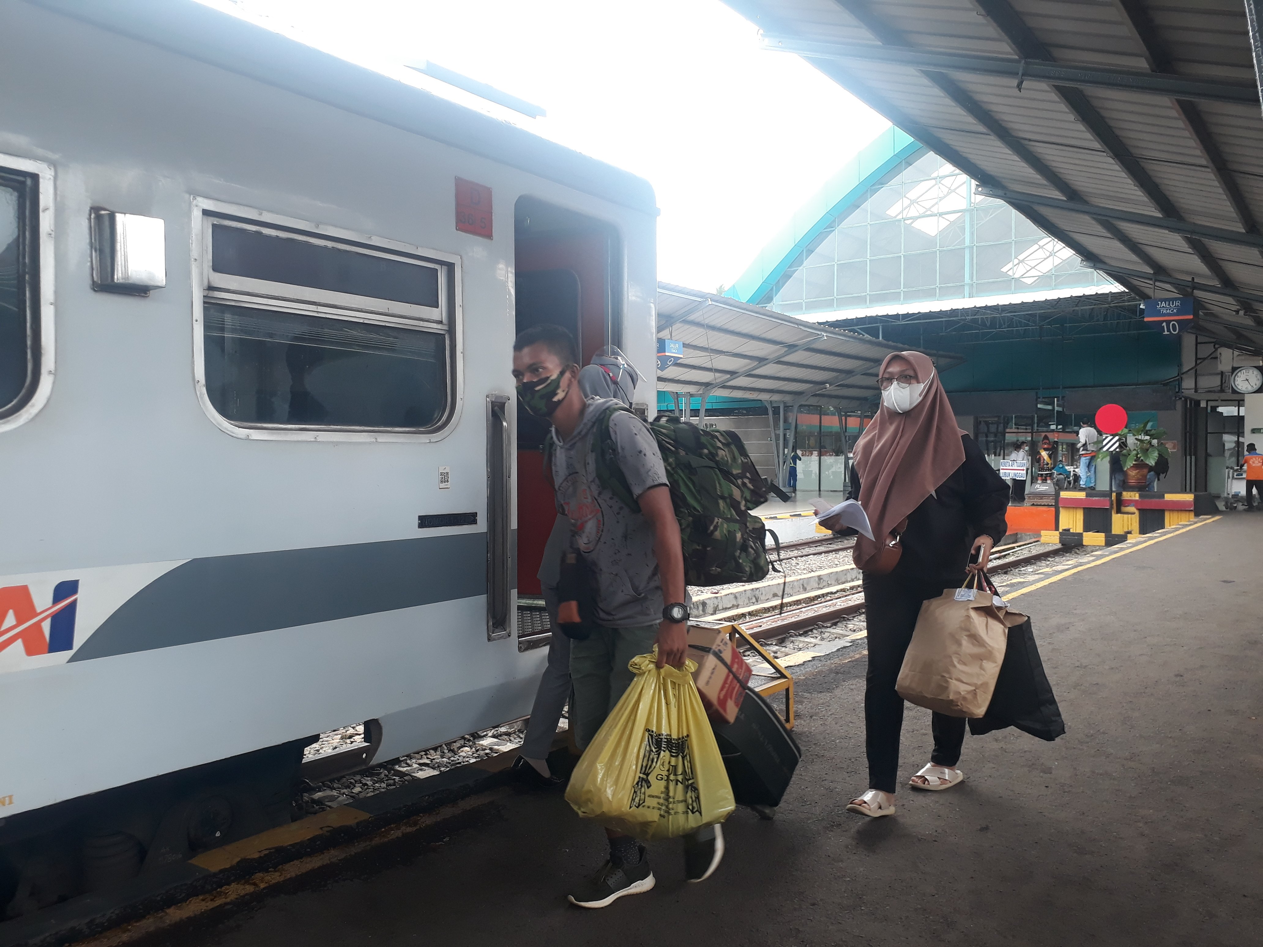 Suasana di Stasiun Kereta Api Kertapati, Palembang, Sumatra Selatan, Minggu (2/5/2021).