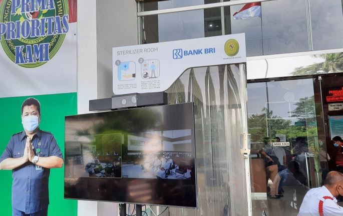 Layar menampilkan suasana sidang lanjutan Rizieq Shihab dengan agenda pemeriksaan saksi dari terdakwa di PN Jaktim, Senin (3/5).