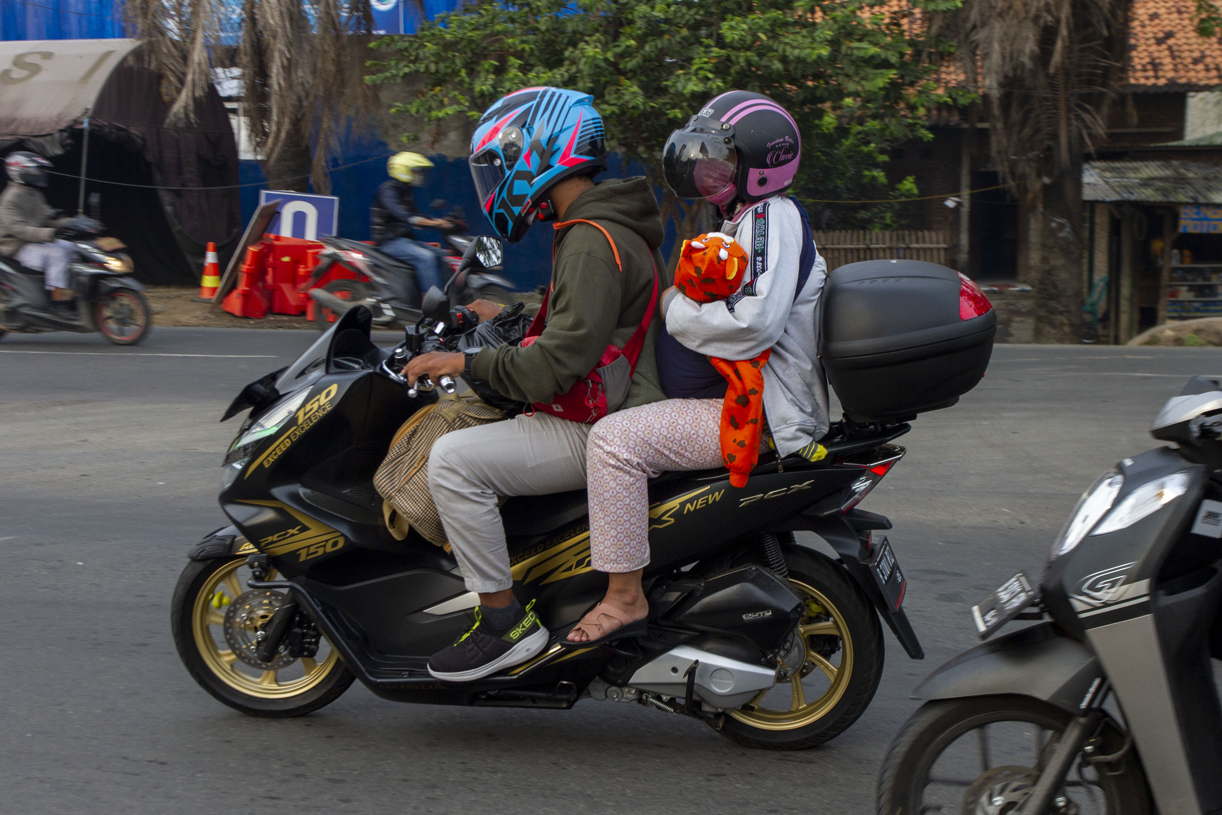  Pemudik bersepeda motor melintasi jalur Pantura, Tanjungpura, Karawang, Jawa Barat, Rabu (5/5/2021).