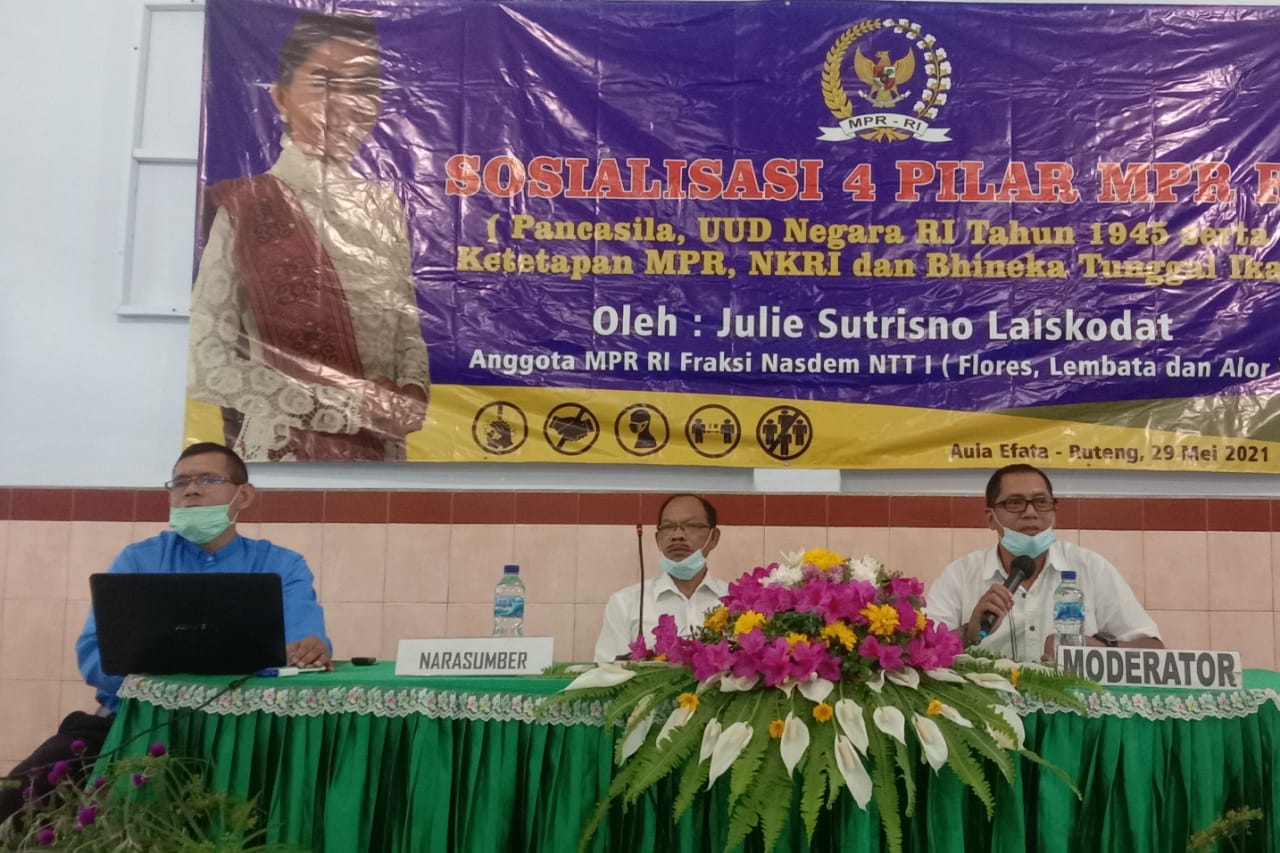 Rohaniwan Inosensius Sutam (kiri) dan Ketua DPD Partai NasDem Manggarai Victor Madur (tengah) saat sosialisasi empat pilar kebangsaan.