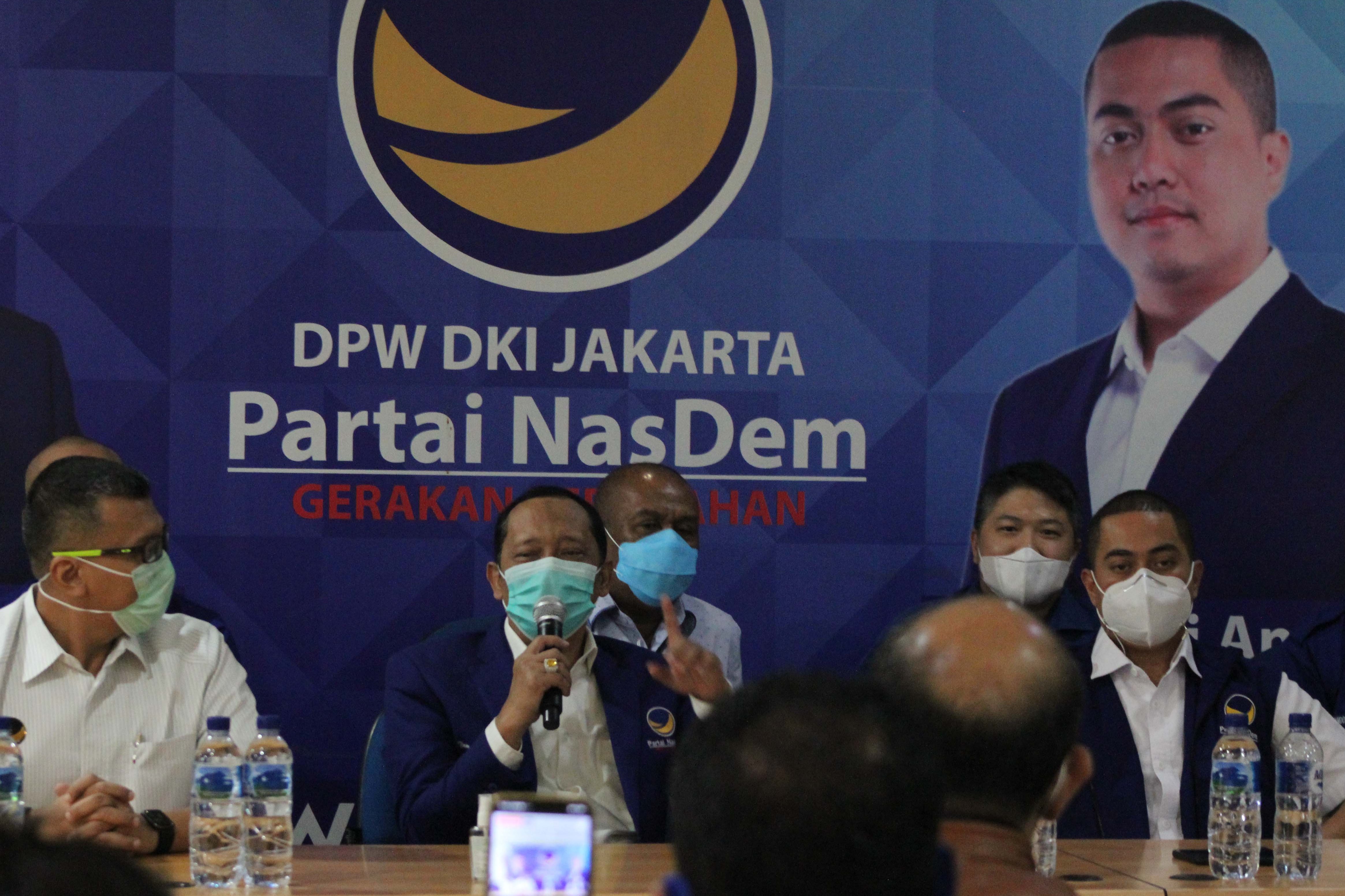 Ketua DPW NasDem DKI Jakarta Hasan Aminuddin (tengah) bersama dengan Sekretaris DPW DKI Jakarta Wibi Andrino (kedua kanan).