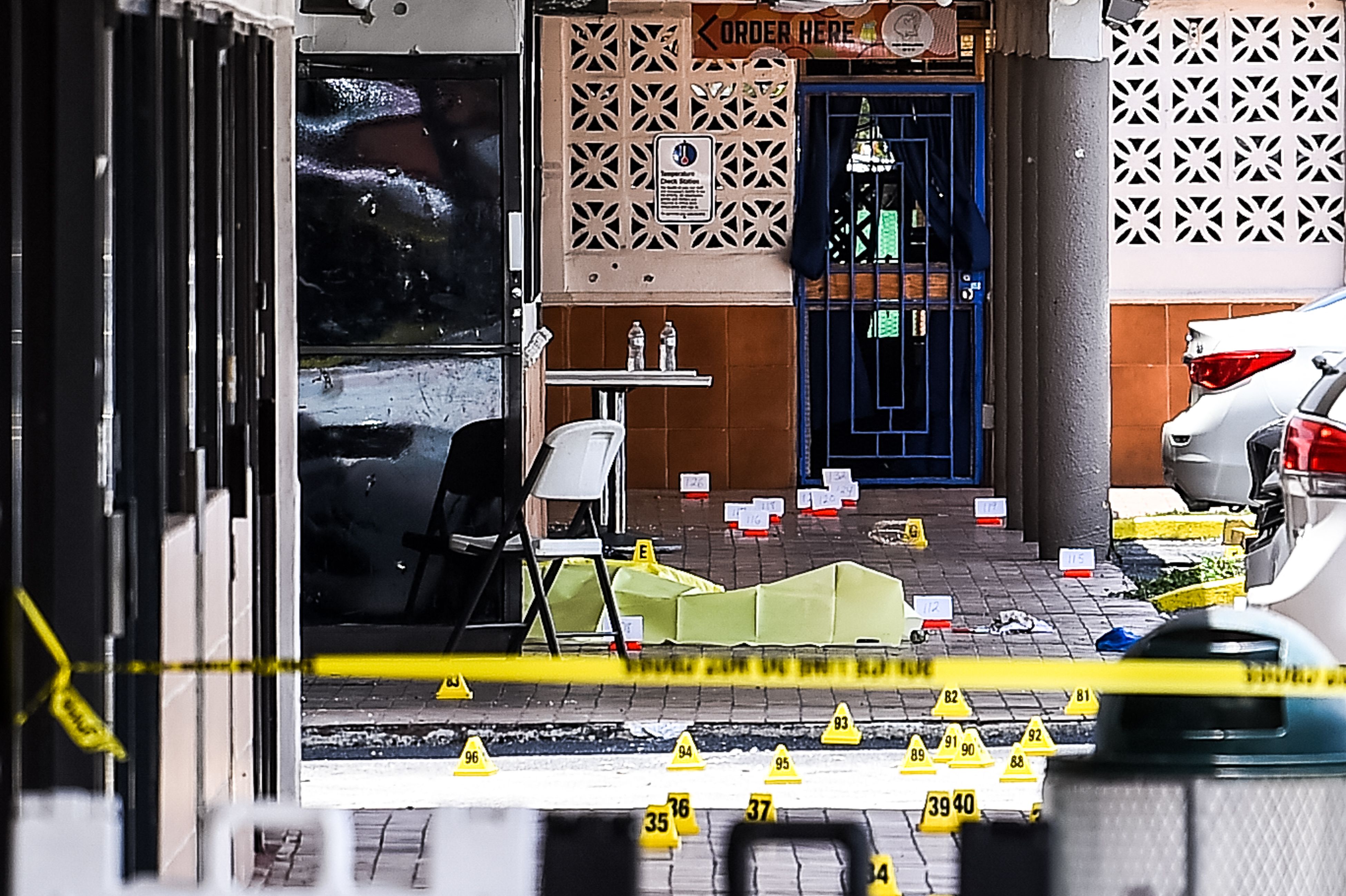 Garis polisi dan sejumlah tanda diletakkan polisi di TKP penembakan di Miami, Florida, Amerika Serikat.