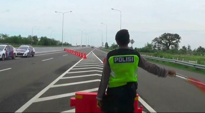 Ilustrasi - Petugas Satlantas Polres Brebes berjaga di Tol Pejagan-Pemalang, Jawa Tengah.