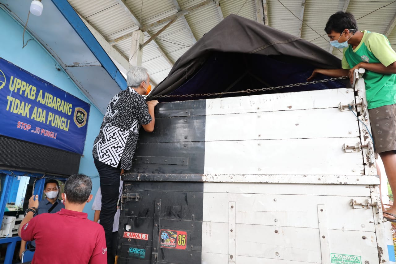 Gubernur Jawa Tengah Periksa Truk Barang Pastikan tidak Bawa Orang